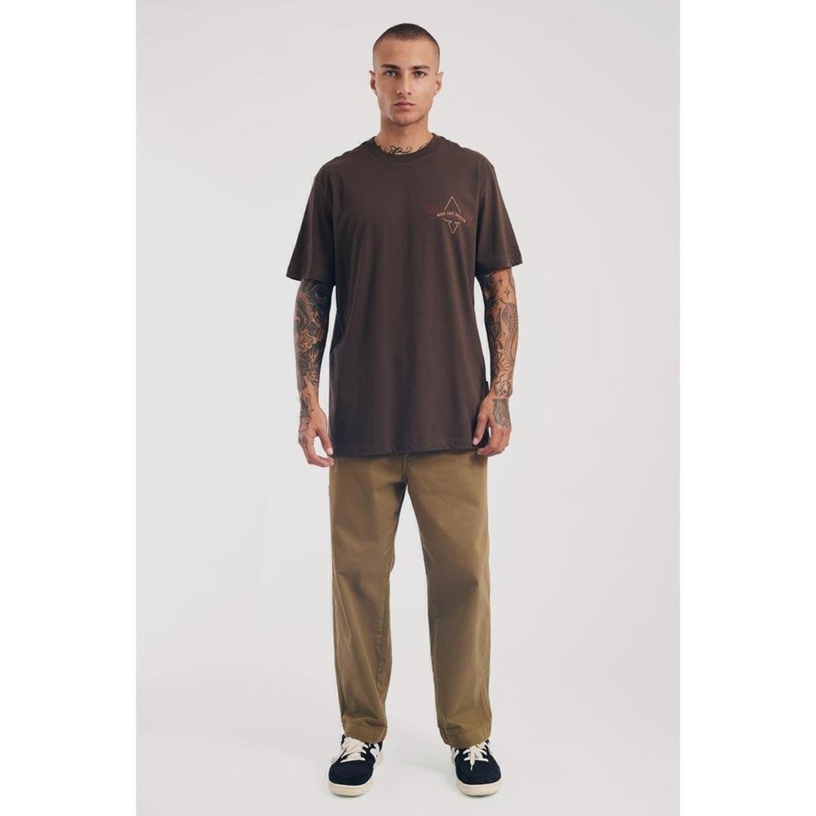 Camiseta Regular Bandeira Lateral Marrom Expresso