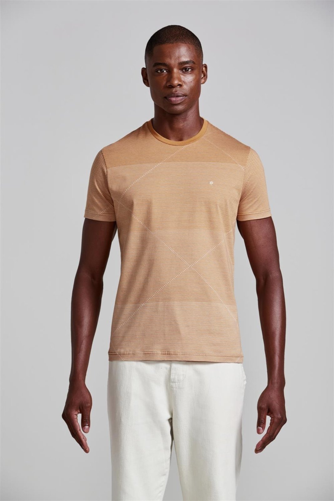 HIGHSTIL Camiseta Jacquard Slim Fit - Marrom Caramelo / Amarelo