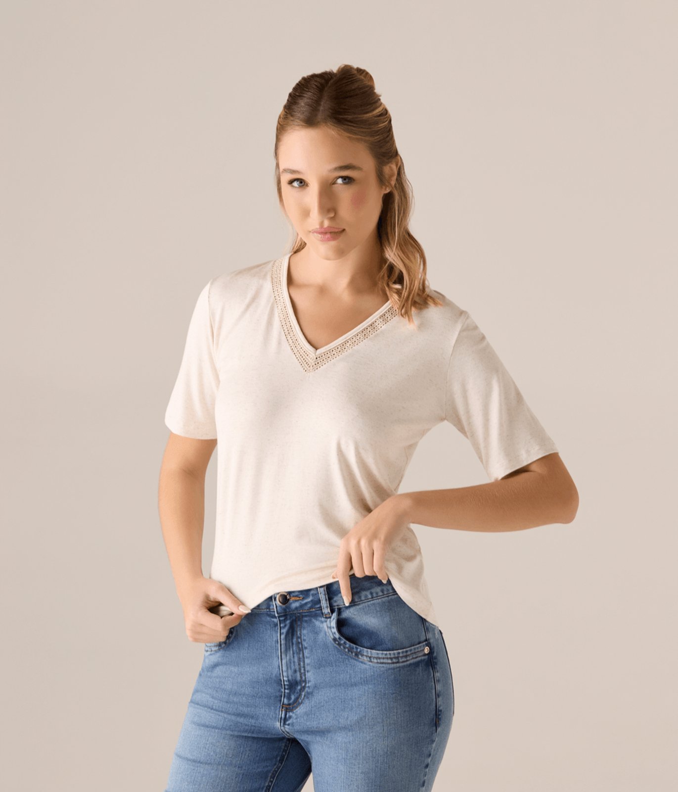 Blusa Makenji Malha Tricot Entremeio Decote V Feminina Off White