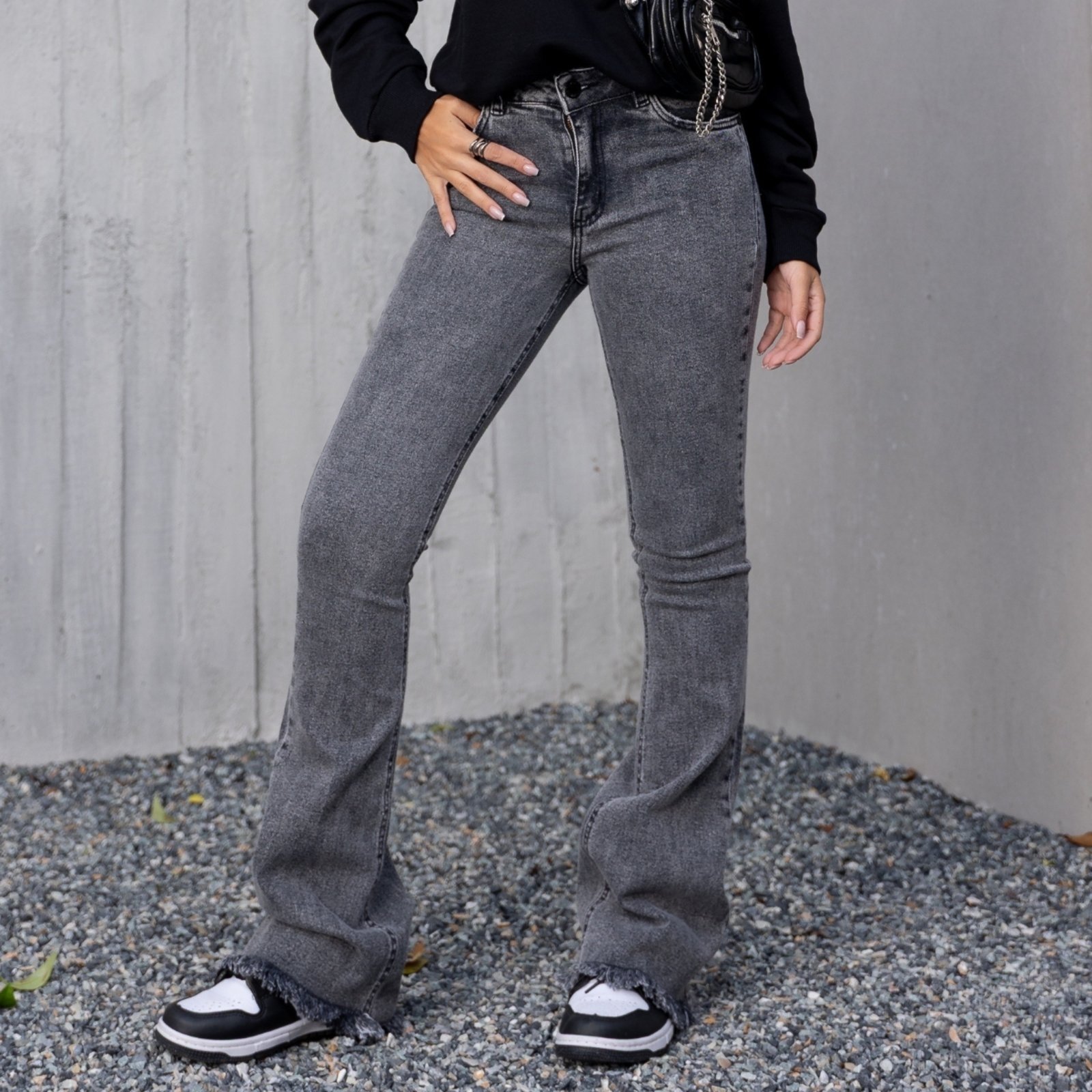 Calça Jeans Flare Barra Desfiada Feminino Revanche Arzen