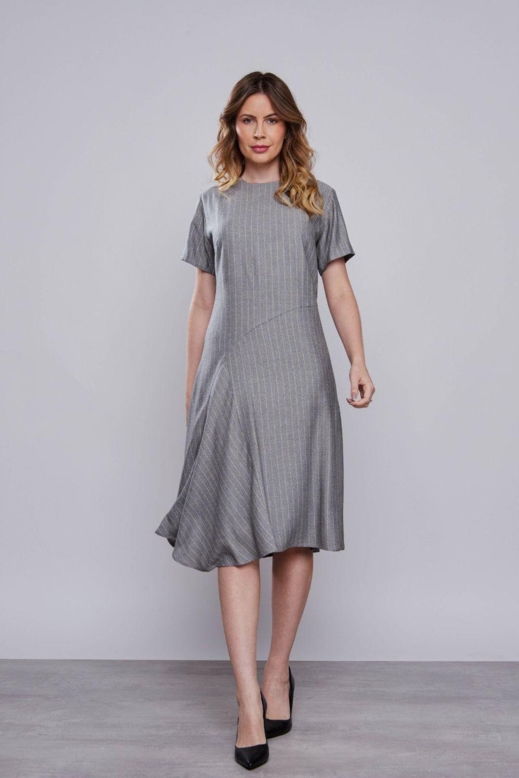Vestido Rubinella Midi Evasê Risca De Giz Cinza