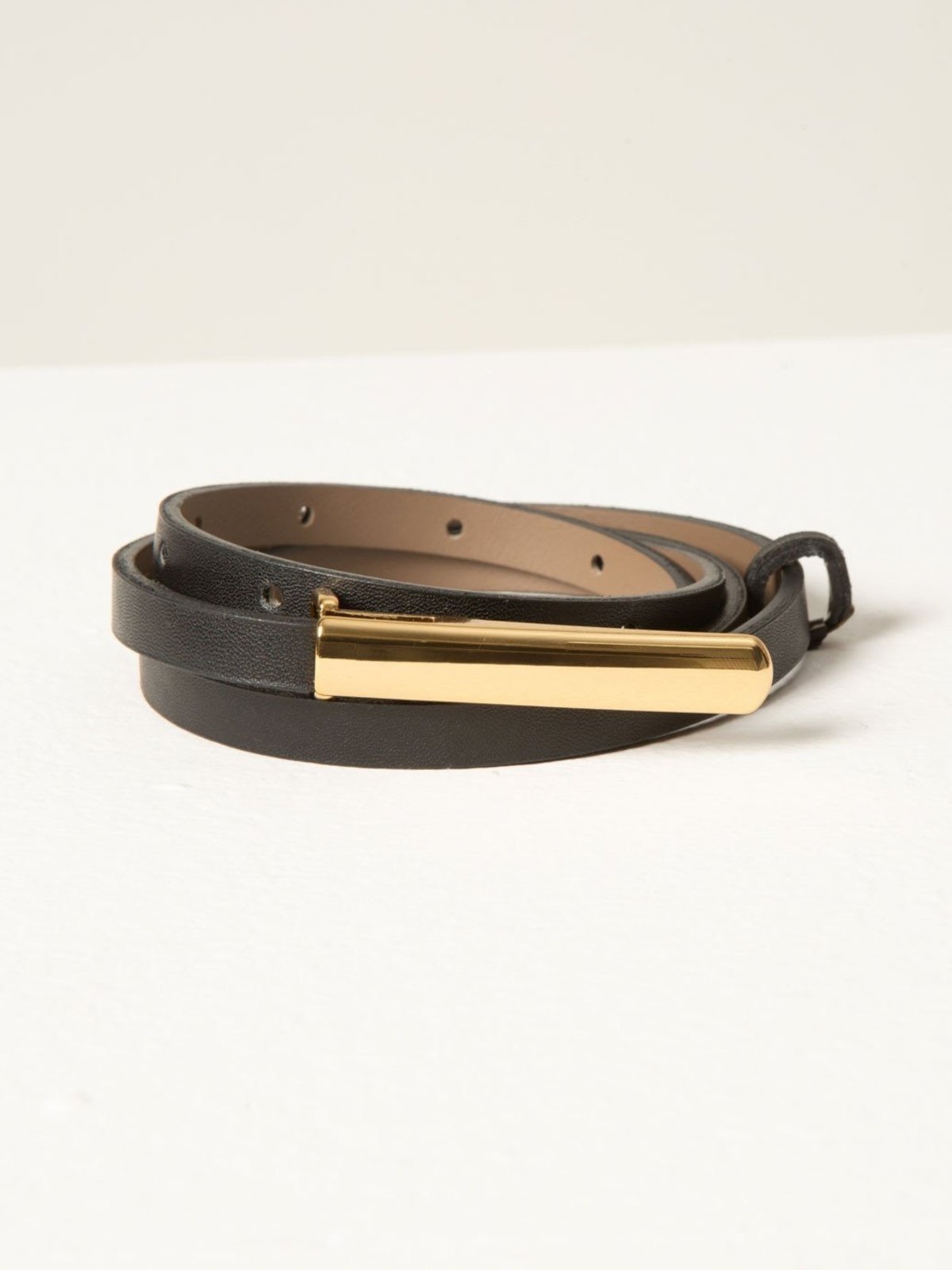 Cinto Estreito Preto com Fivela de Encaixe Dourado Nina