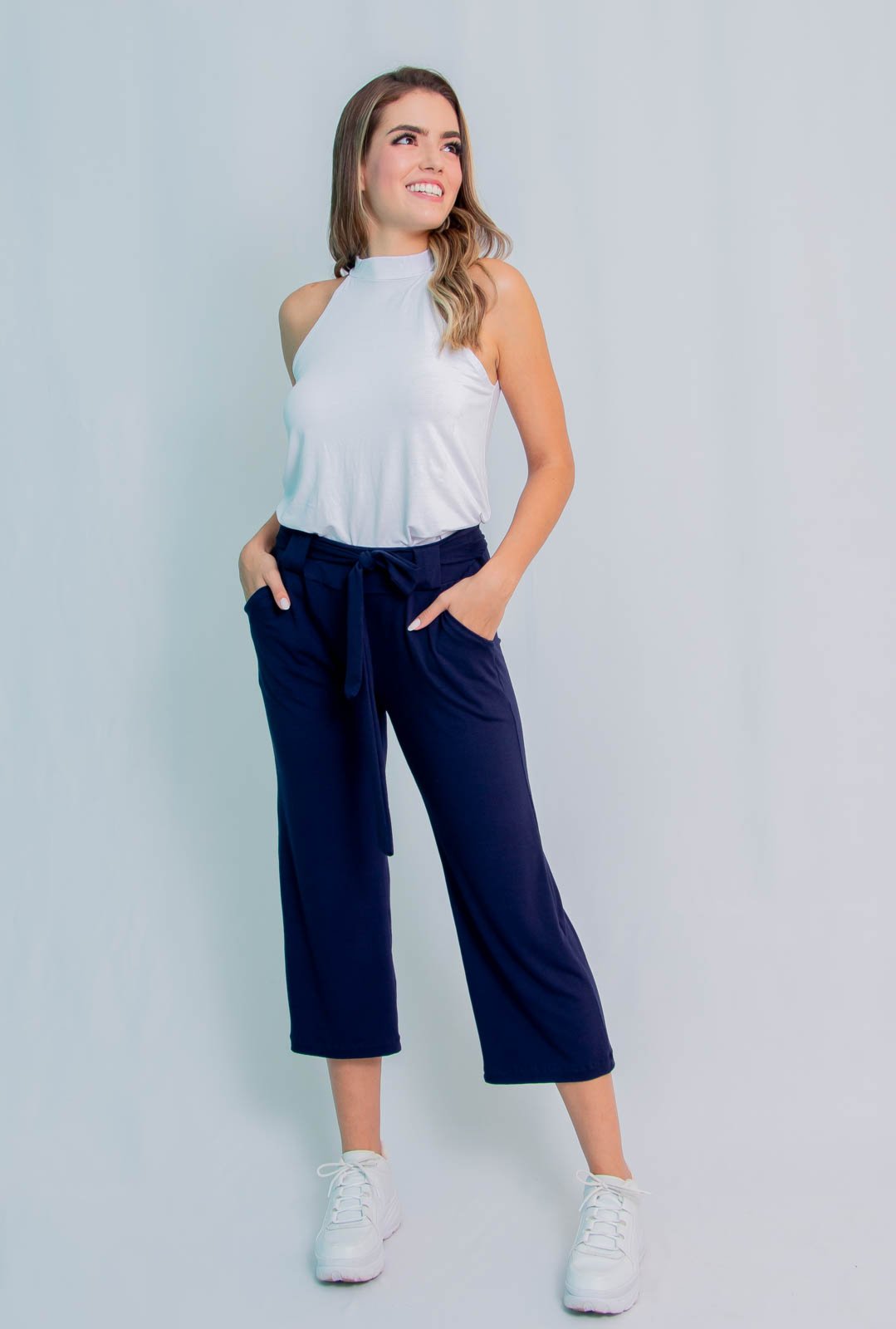 Calça Pantacourt Maria Paes com Bolso e Cinto Azul Marinho