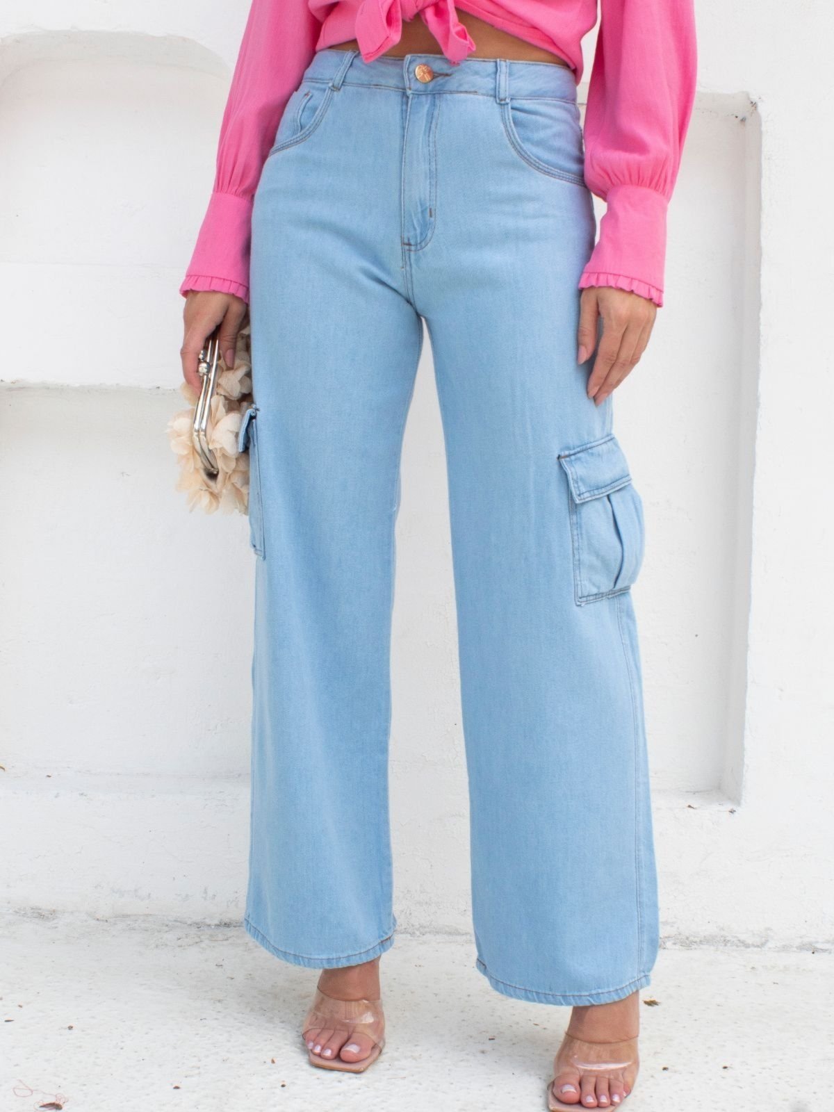 Calça Donna De Paula Cargo Jeans Azul Claro Cintura Alta E Bolsos Laterais