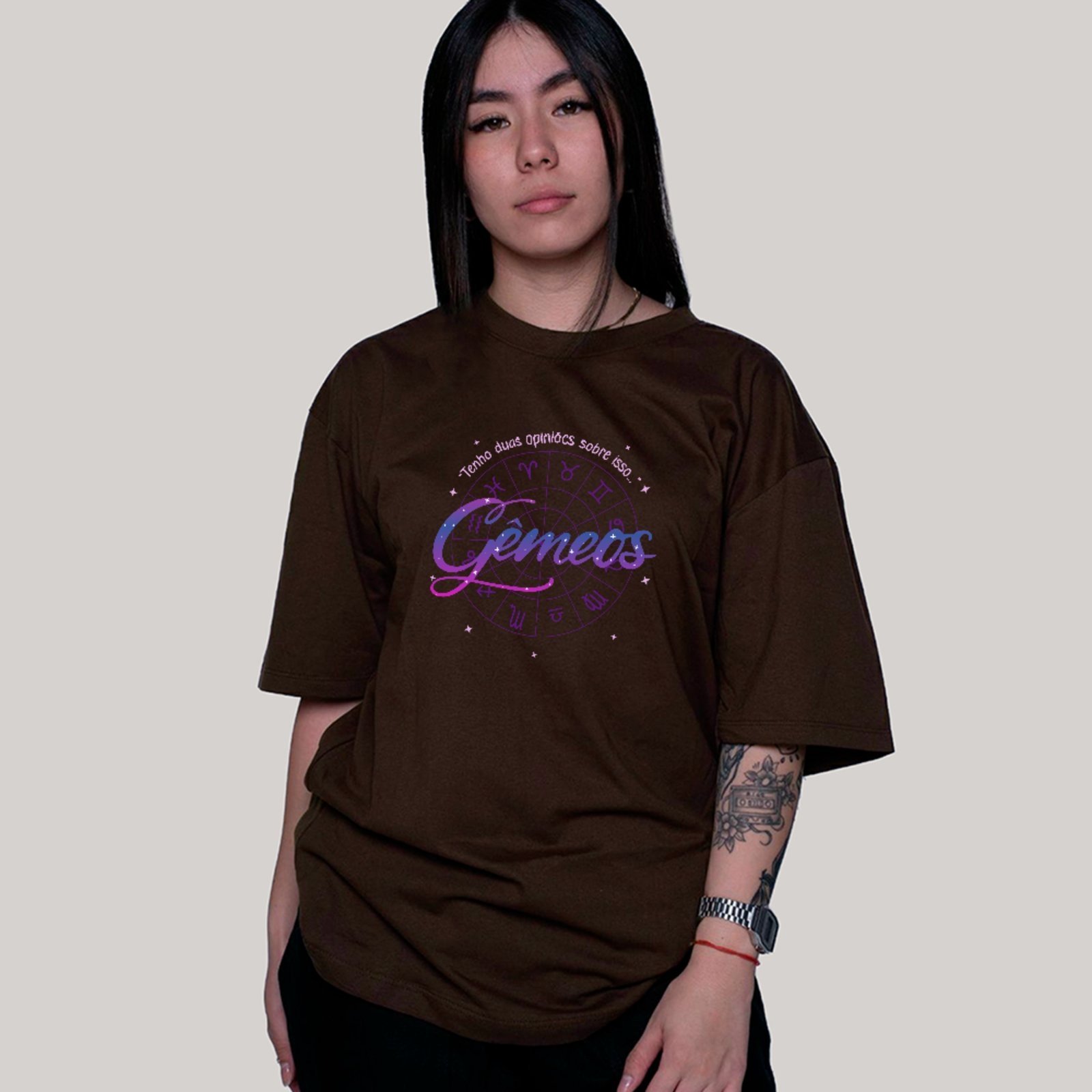 Camiseta Ousy Signo Gêmeos Tenho Duas Opiniões Oversized Unissex Marrom