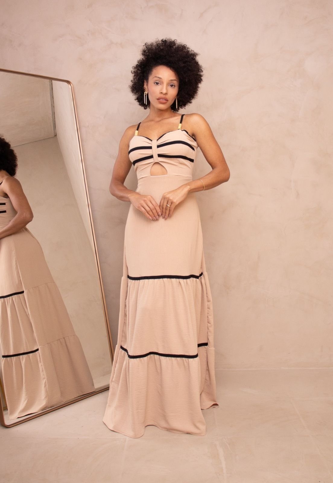 Vestido Longo Linho Abertura no Tórax Elegante Joaquinne Bege