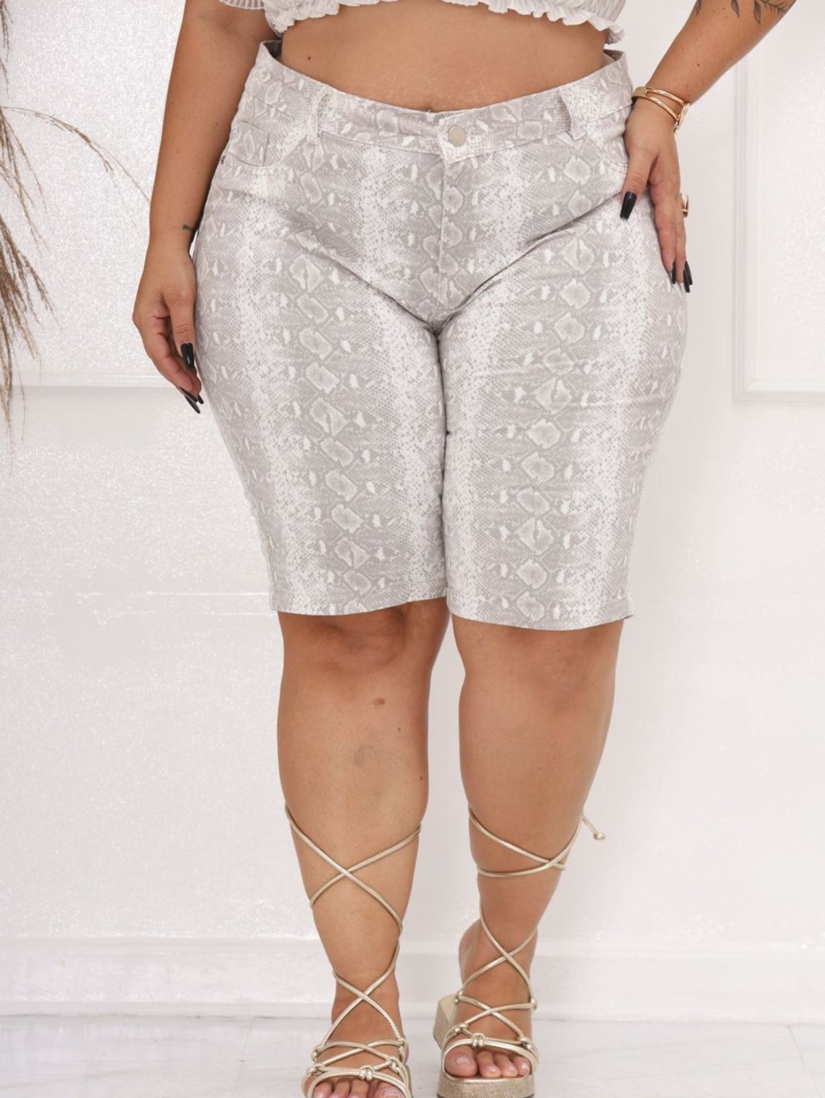Bermuda Feminina Estampa de Cobra Sarja Plus Size