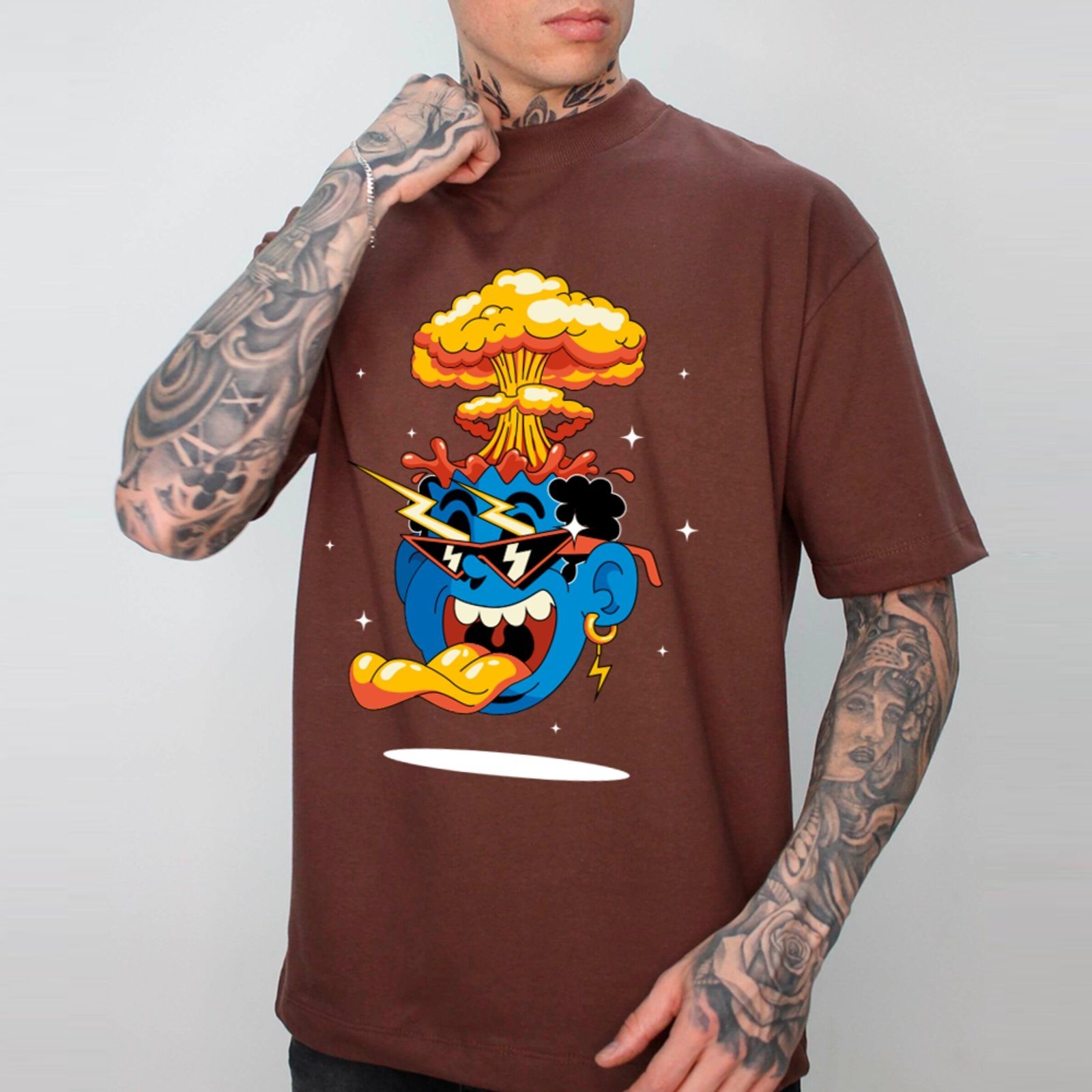Camiseta Ousy Cartoon Explosiva Oversized Unissex Marrom