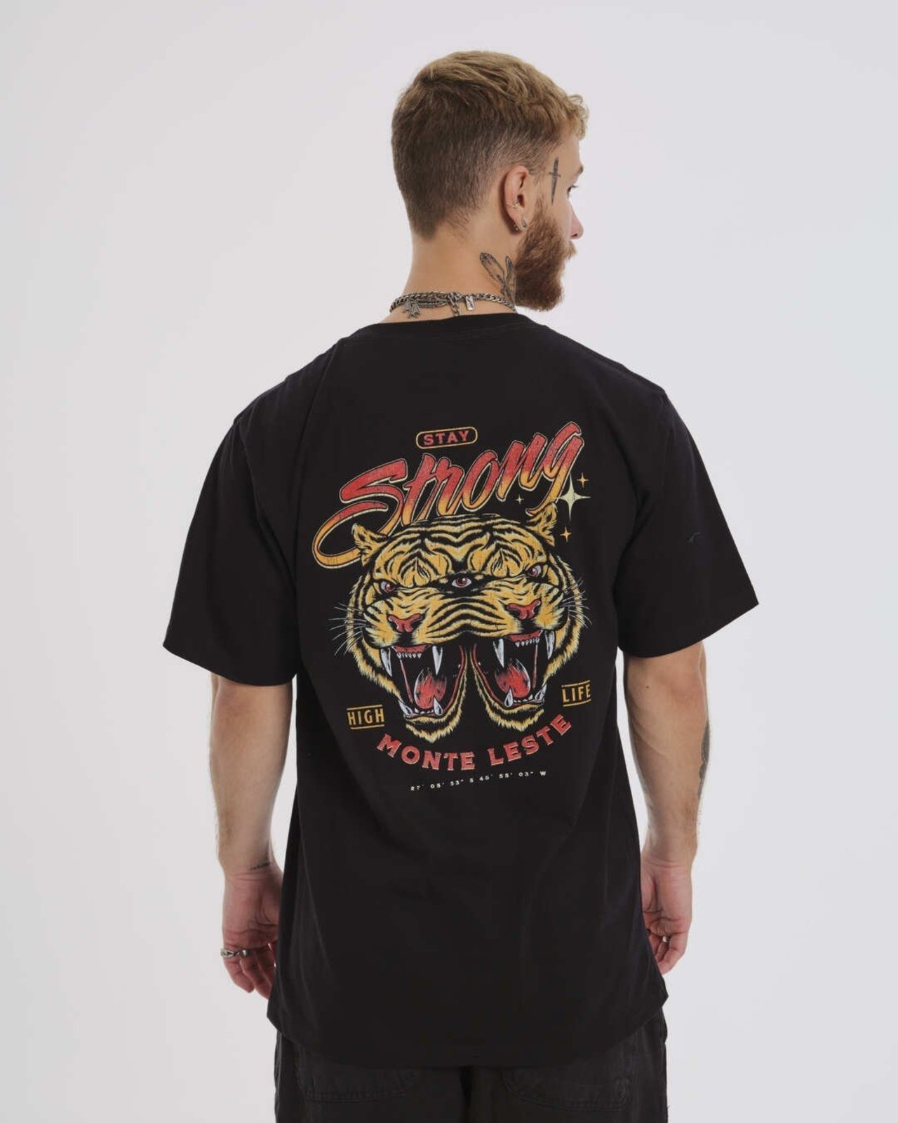 Camiseta Regular Estampada - Strong Preto