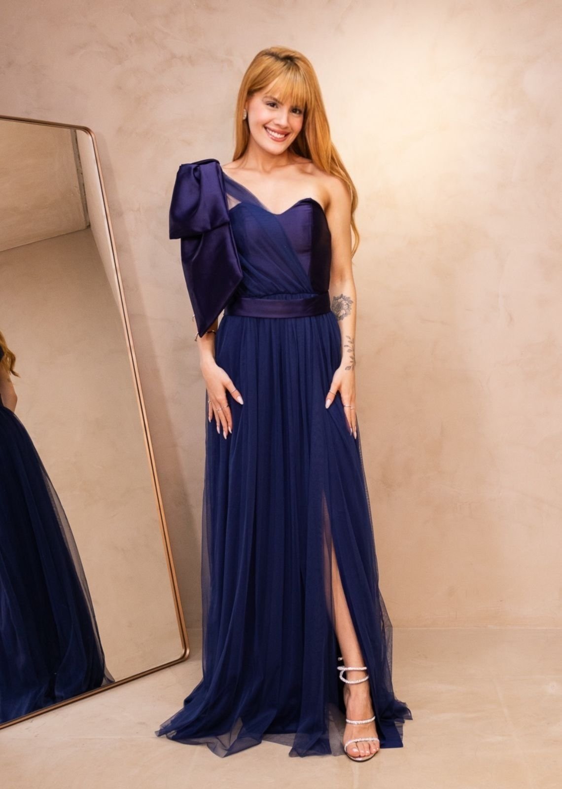 Vestido Longo de Festa Madrinha um Ombro Laço Micro Tule Rihanne Azul Petróleo