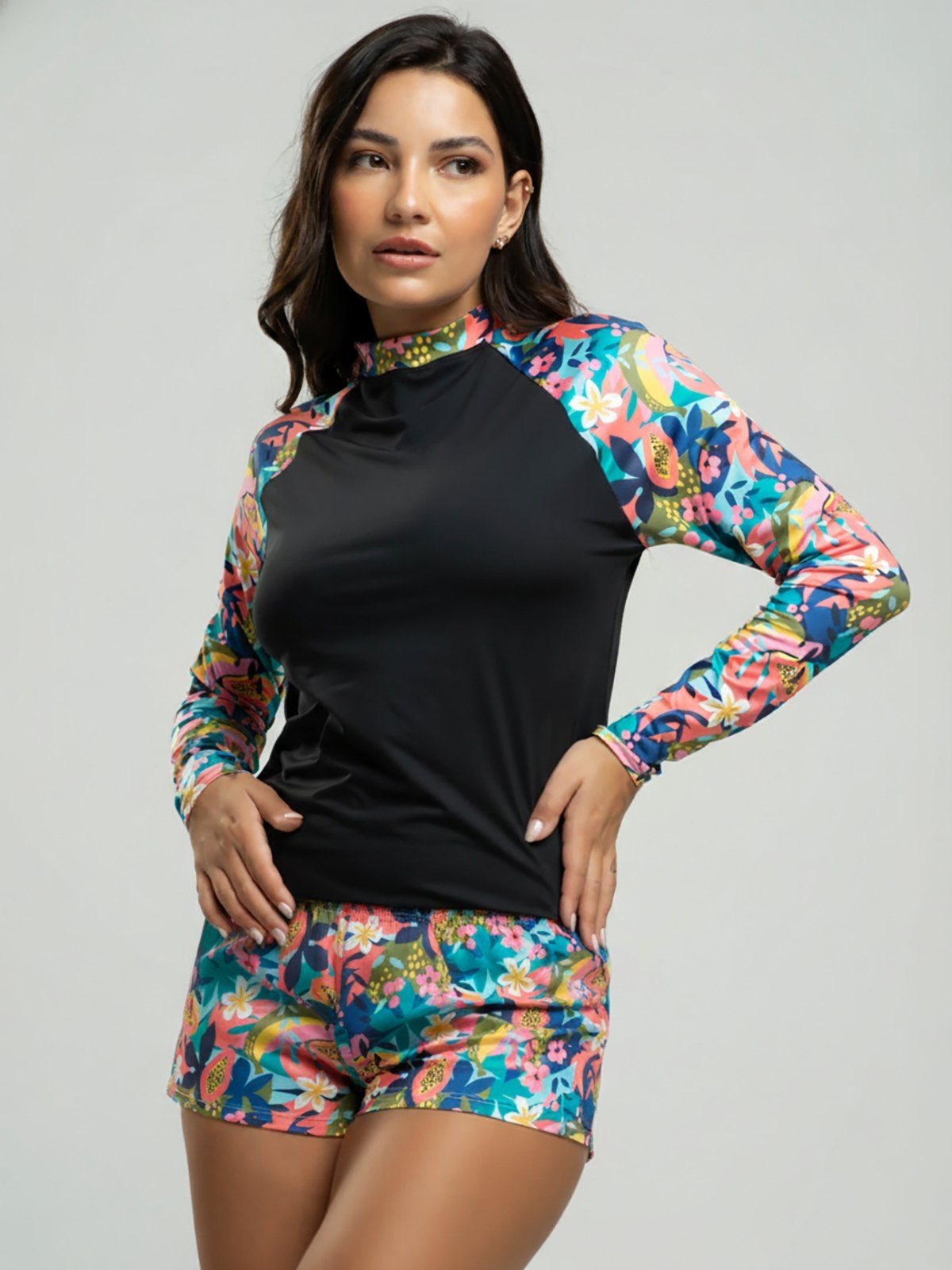 Conjunto Vicbela Blusa Feminina Segunda Pele Manga Longa Moda Praia Verão + Short Estampado Curto Saida de Praia Tecido Proteção UV