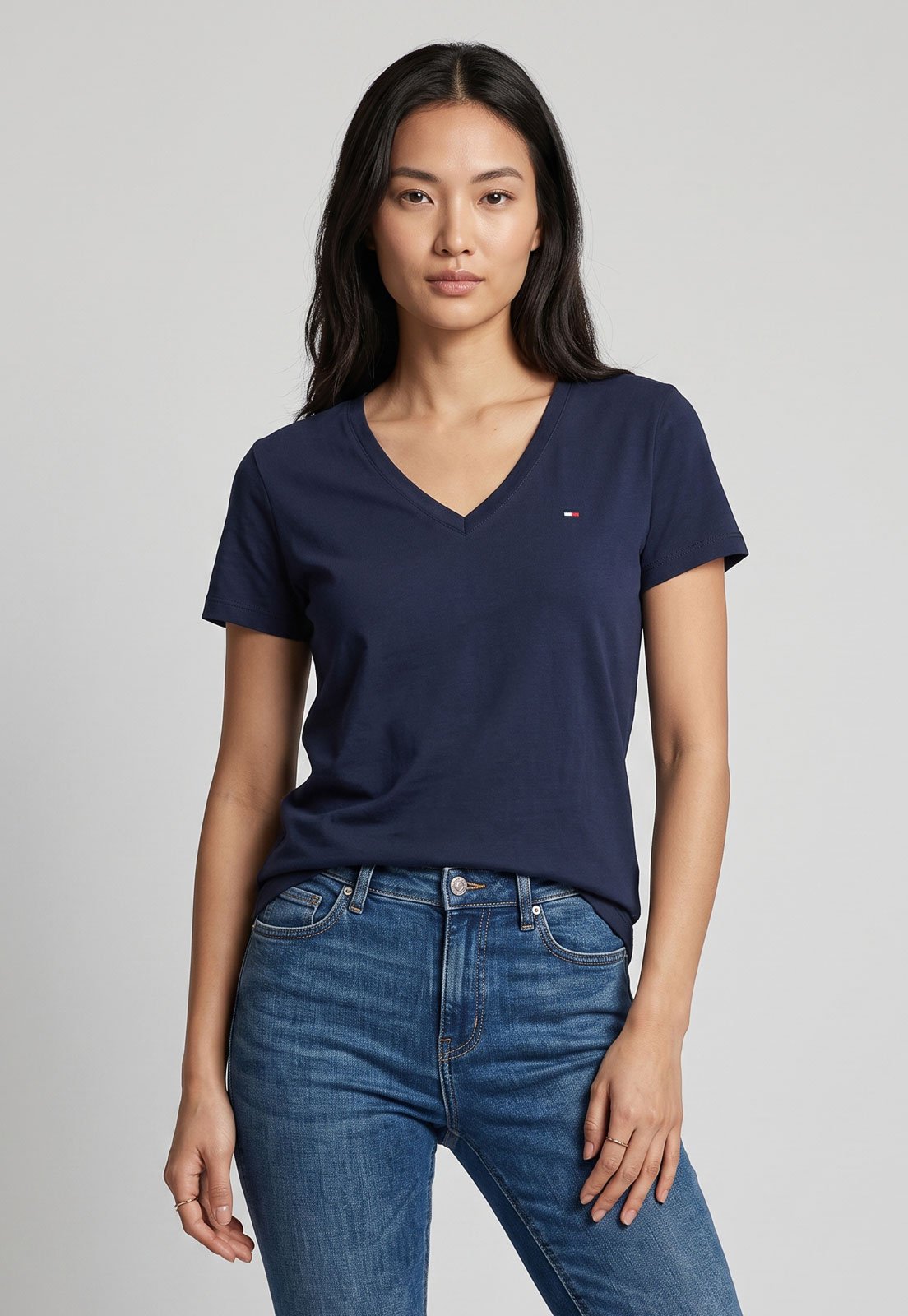Camiseta Feminina Tommy Hilfiger Heritage Decote V Azul Marinho