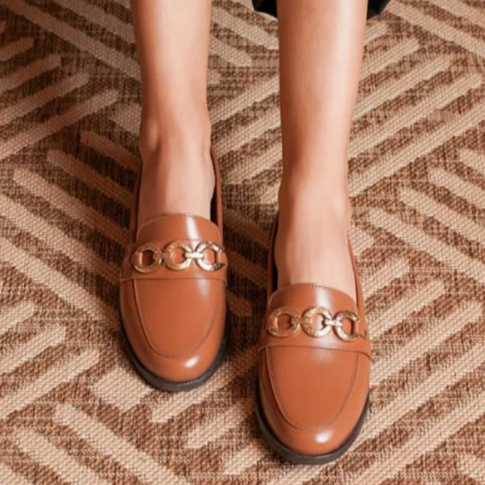 Sapato Mocassim Loafer Amarena Couro Caramelo Gravata Metal Dourado