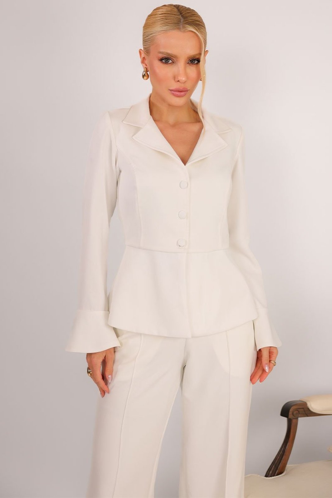 Blusa Manga Longa Desire com Botões e Lapela Off White