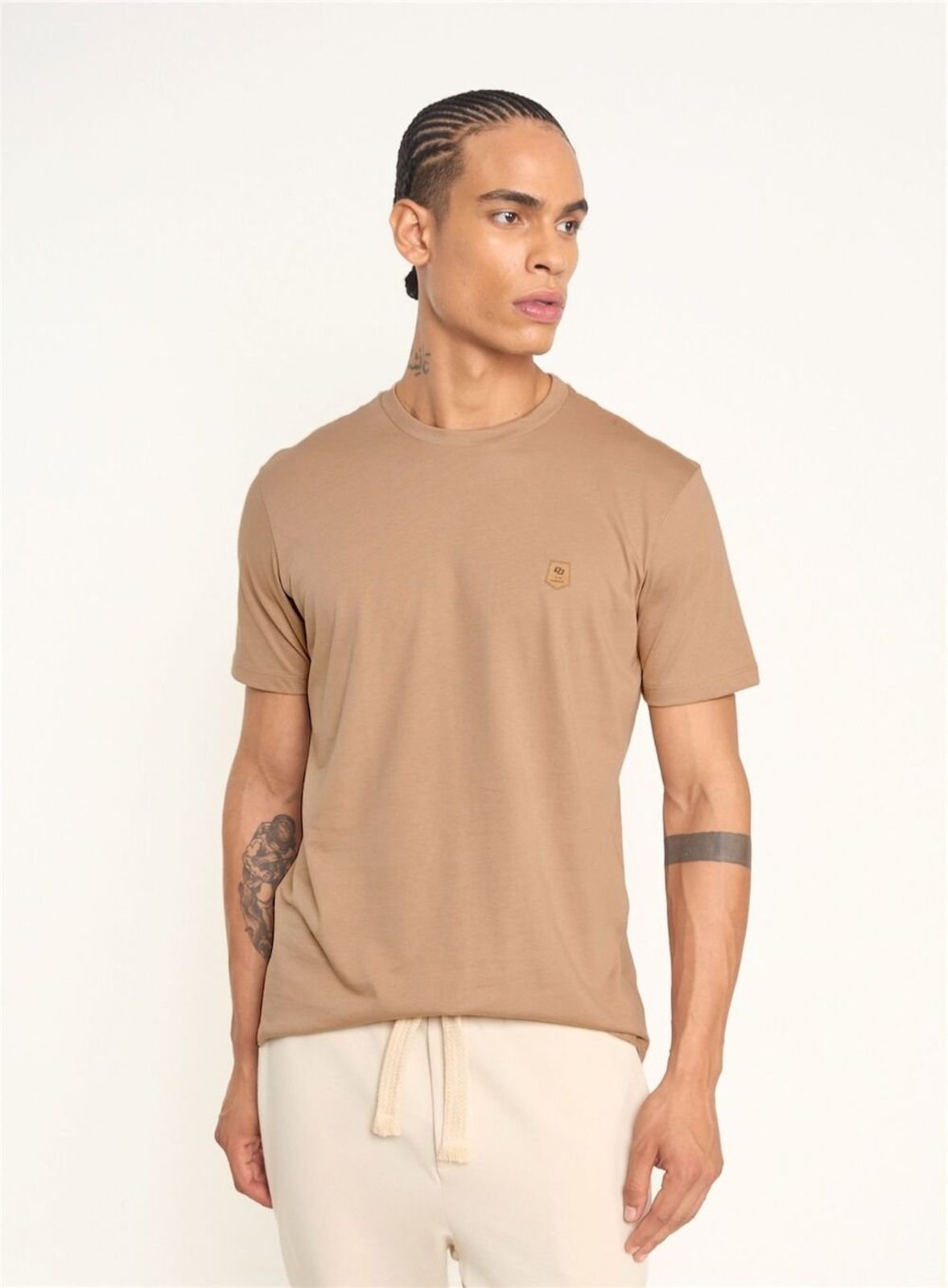 Camiseta Masculina Básica com Gola Redonda Colcci Bege Sand Castle