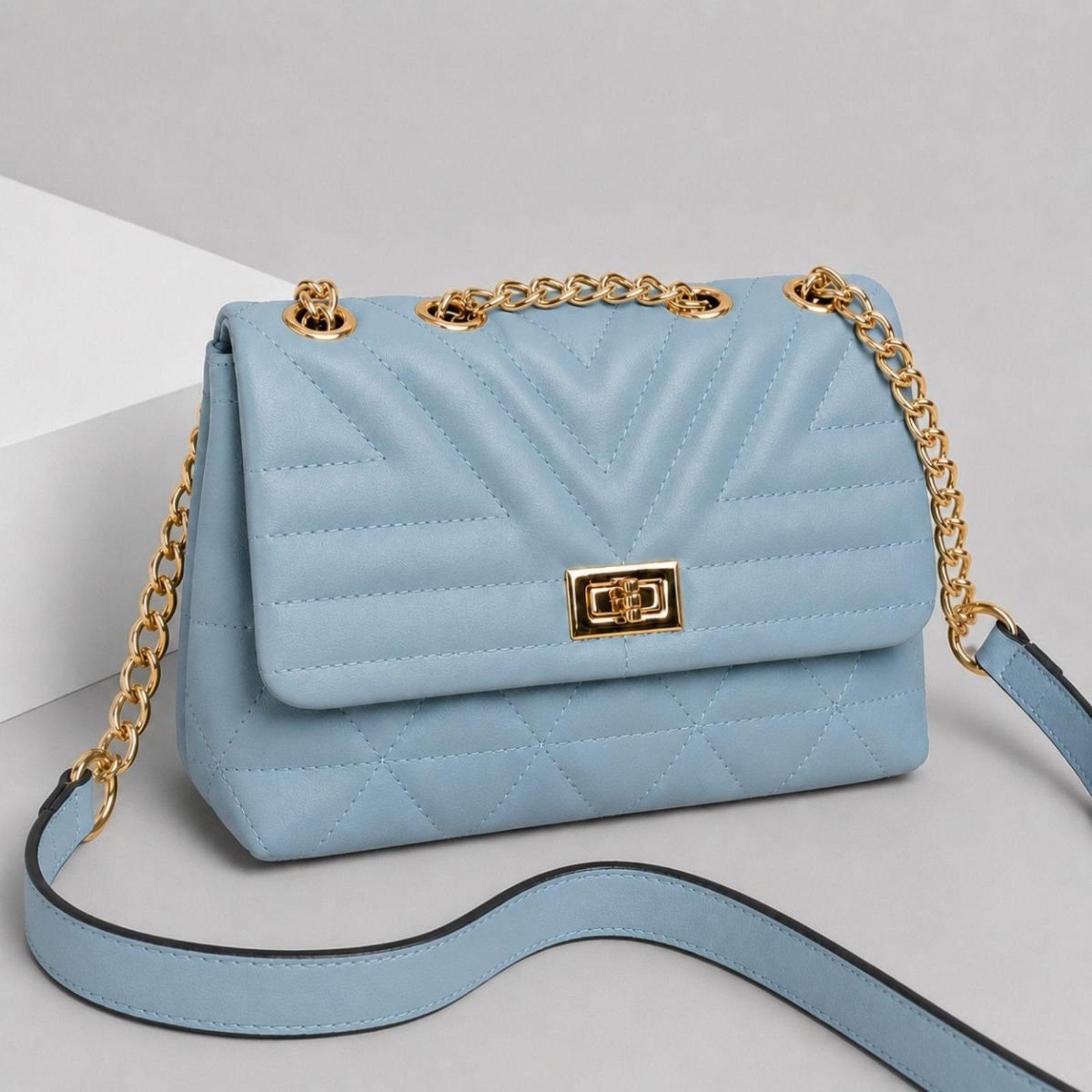 Bolsa Feminina Bordada Transversal Matelassê com Alça De Corrente Média
