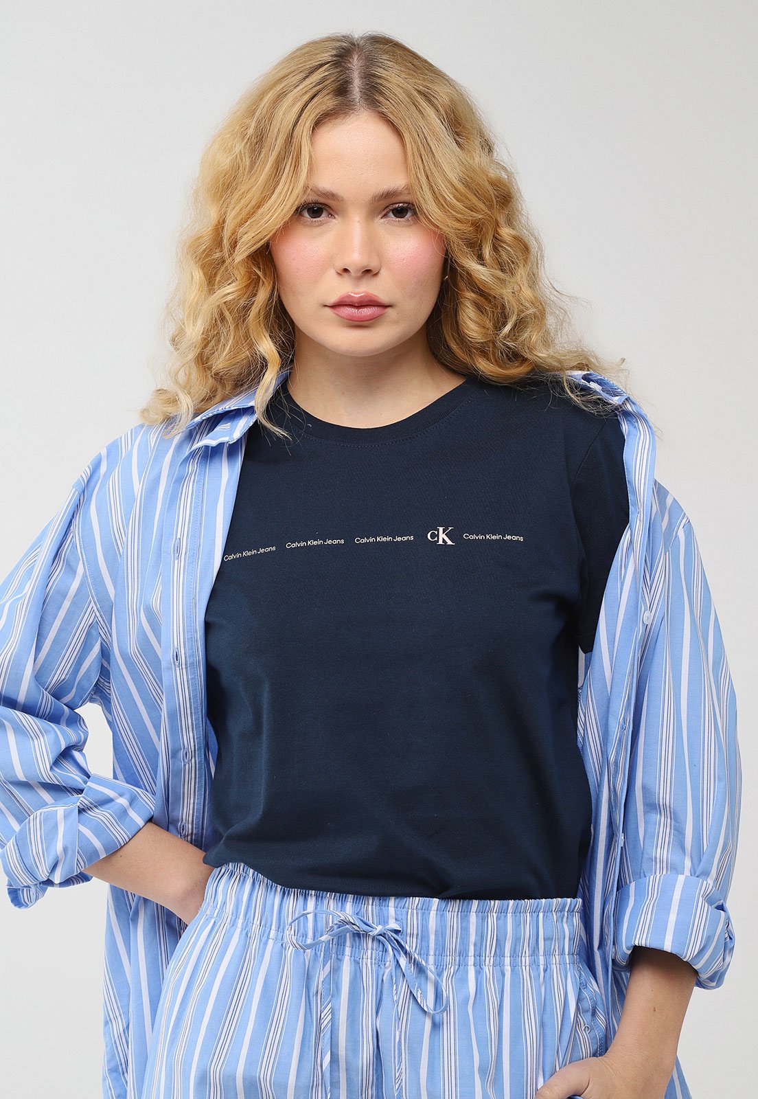 Camiseta Feminina Calvin Klein Jeans Logo Azul Marinho