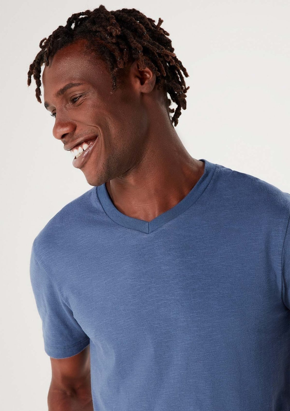 Vista 2 Camiseta Básica Masculina Slim Gola V Em Malha Flamê Hering preto Hering preto