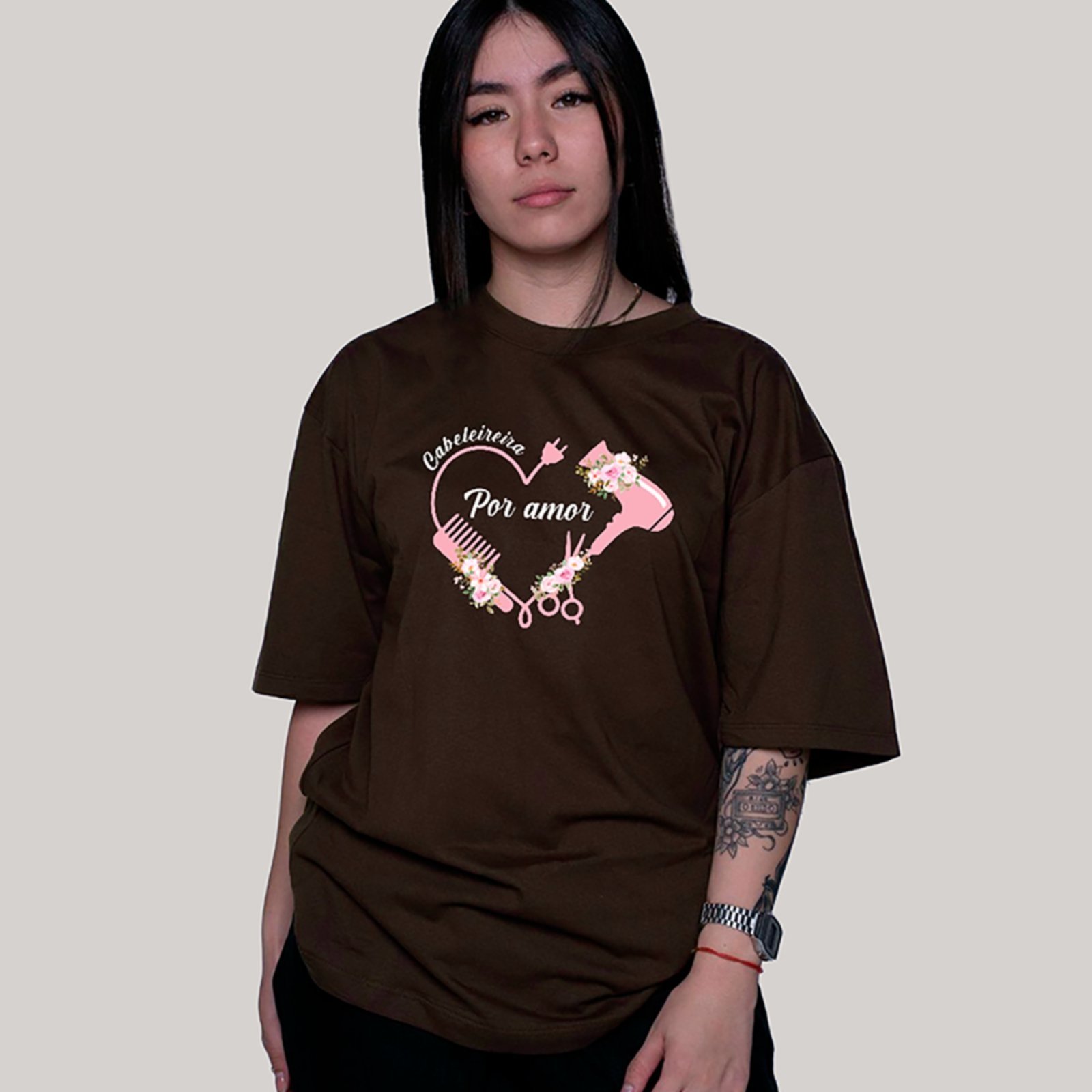 Vista 2 Camiseta Ousy Feminina Profissão Cabeleireira Por Amor Design Exclusivo Oversized Marrom off-white ousy off-white