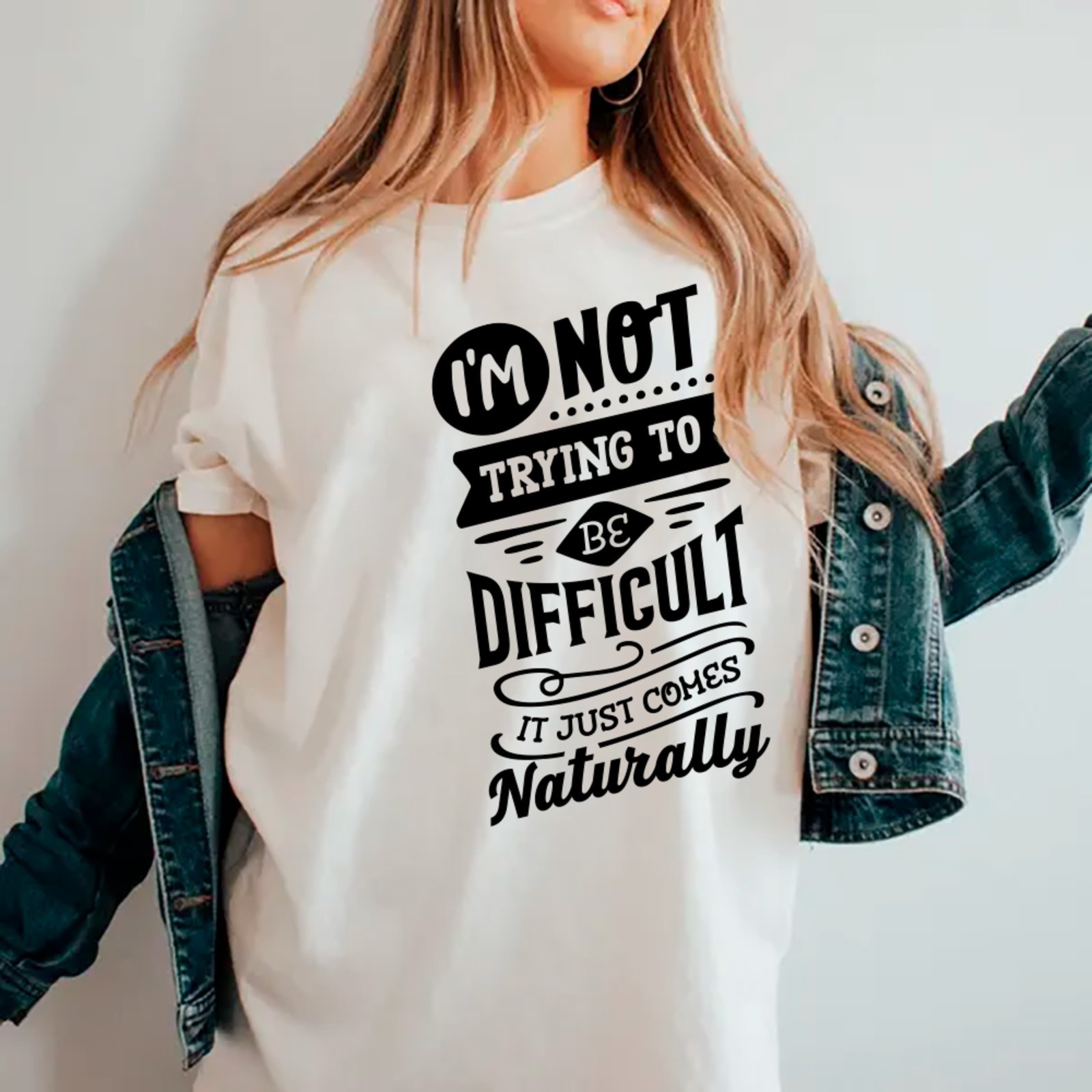 Vista 2 Camiseta Ousy Básica Meme Sarcasmo Difícil por Natureza Unissex preto ousy preto