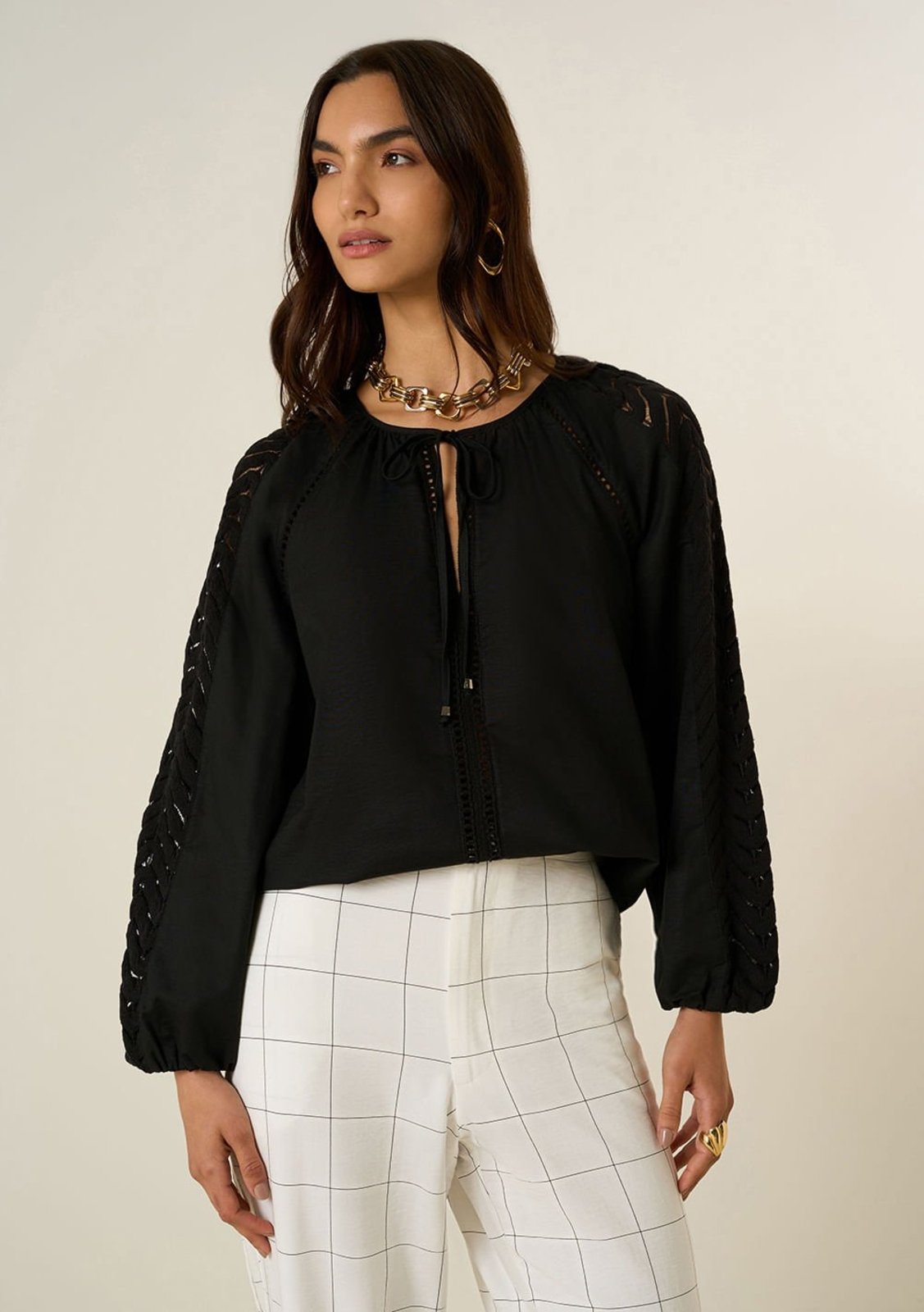 Blusa Maria Valentina Solta Decote V Manga Longa Padrão Preto