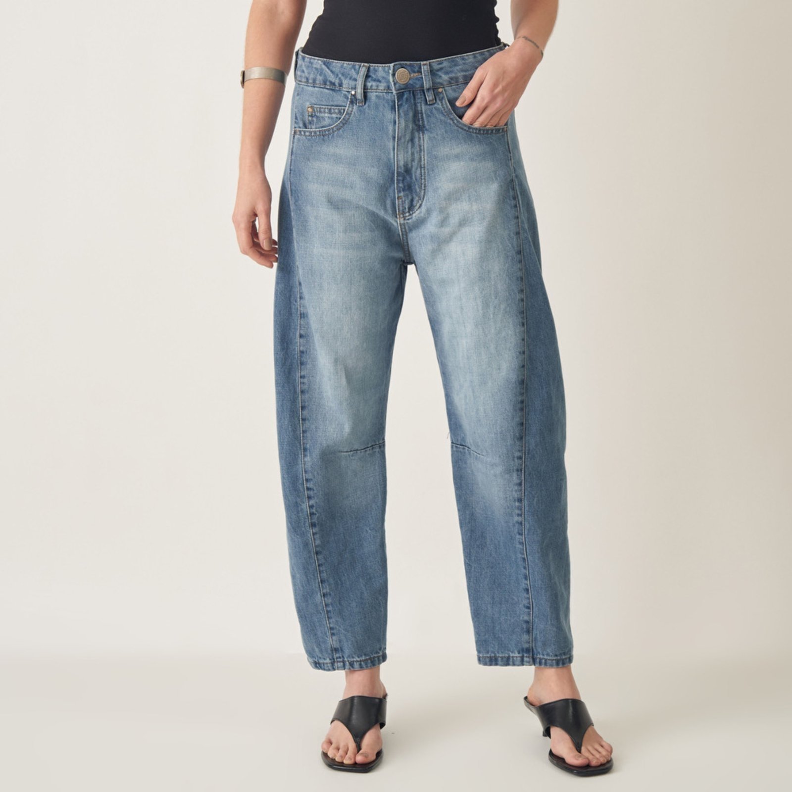 Calça Jeans Barrel com Recortes