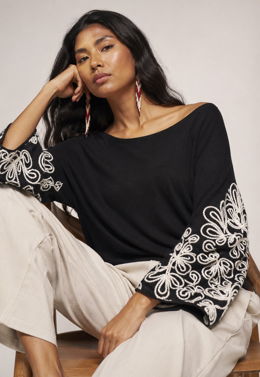 Blusa de Tricô de Frio Feminina Arabesque Preta Manga Bordada Inverno | Amazonia Vital