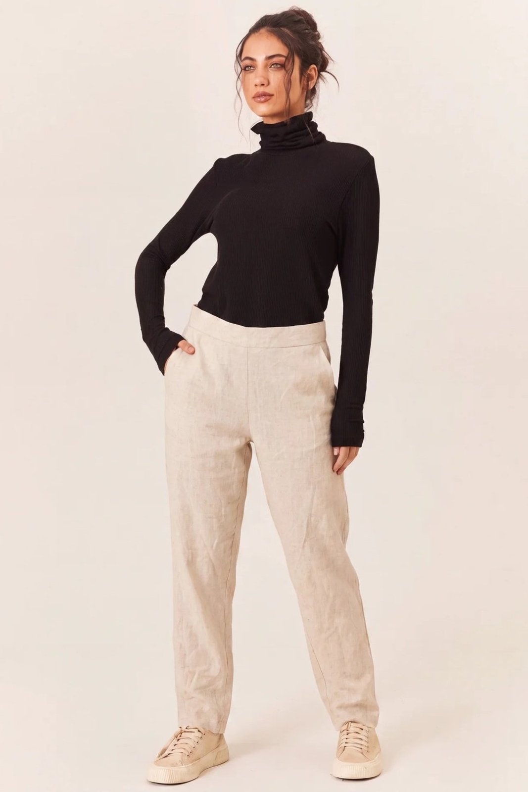 Calça Reta De Viscolinho Com Bolsos Bege Yacamim T5 - Nature