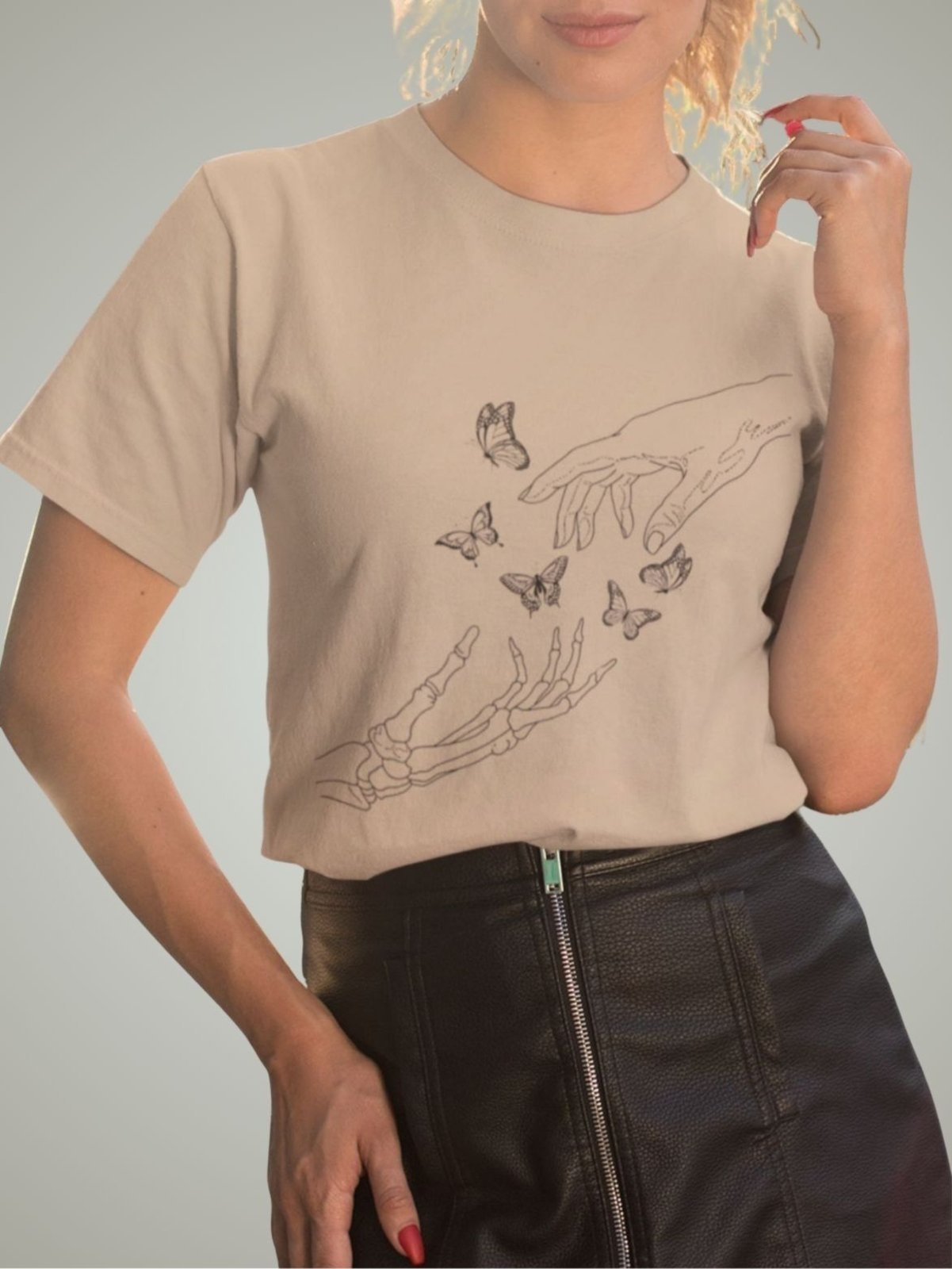 Camiseta Básica Feminina GuGi Borboleta Esqueleto Artística Caqui