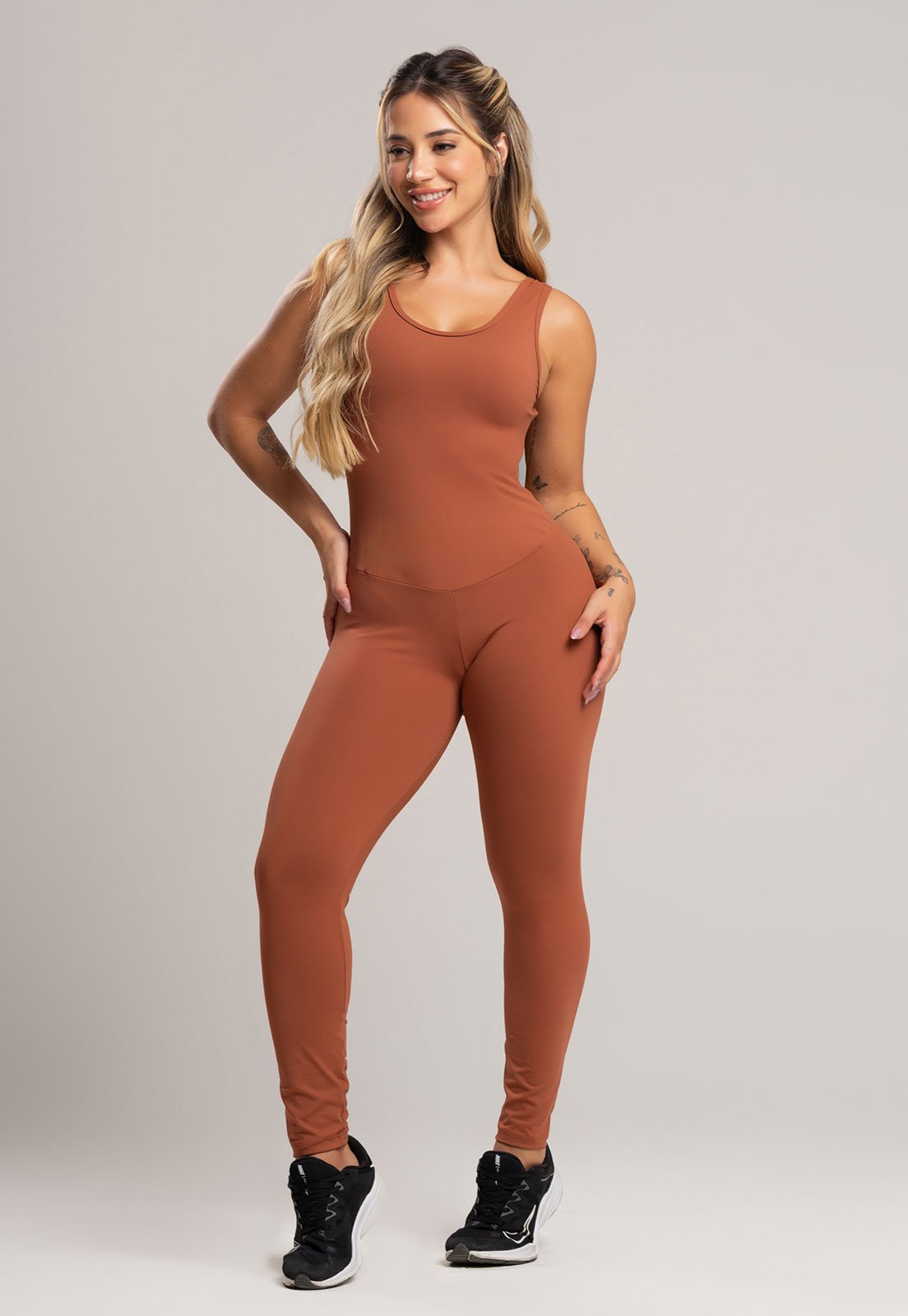 Vista 3 Macacão Costas Abertas MVB Modas Feminino Suplex Academia Fitness Poliamida Mousse marrom Mvb Modas marrom