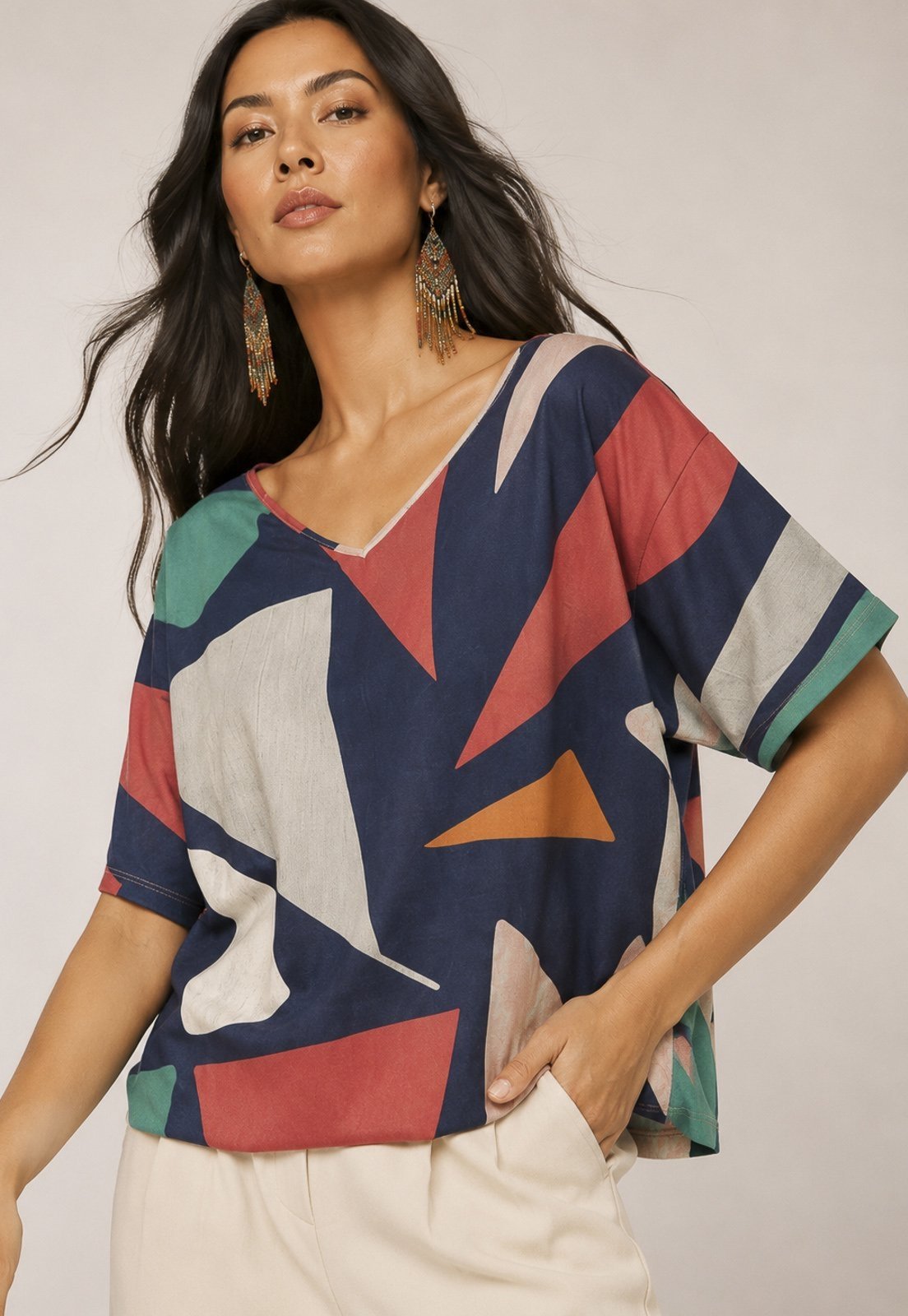 Blusa Amazonia Vital Básica Morcego Malha Gola V Manga Curta Geometrias do Tempo