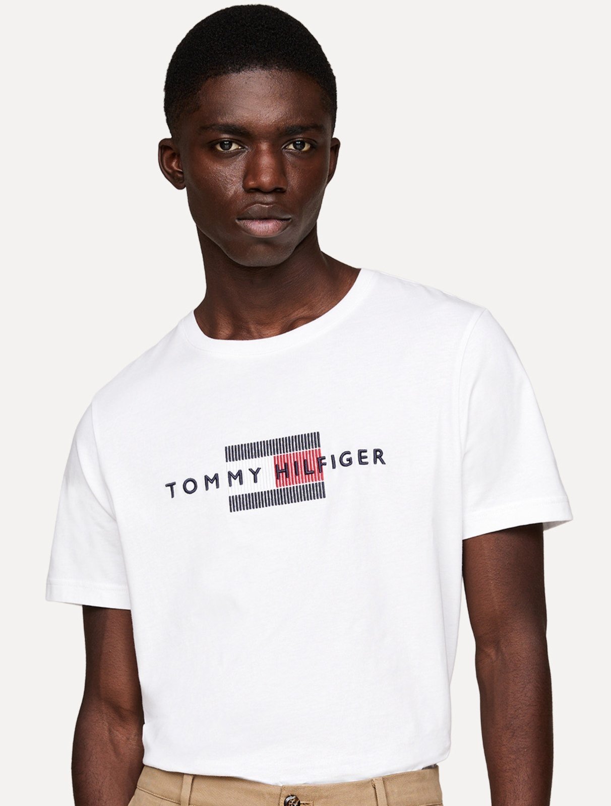 Vista 2 Camiseta Tommy Hilfiger Masculina Regular Flag Embro Branca branco Tommy Hilfiger branco