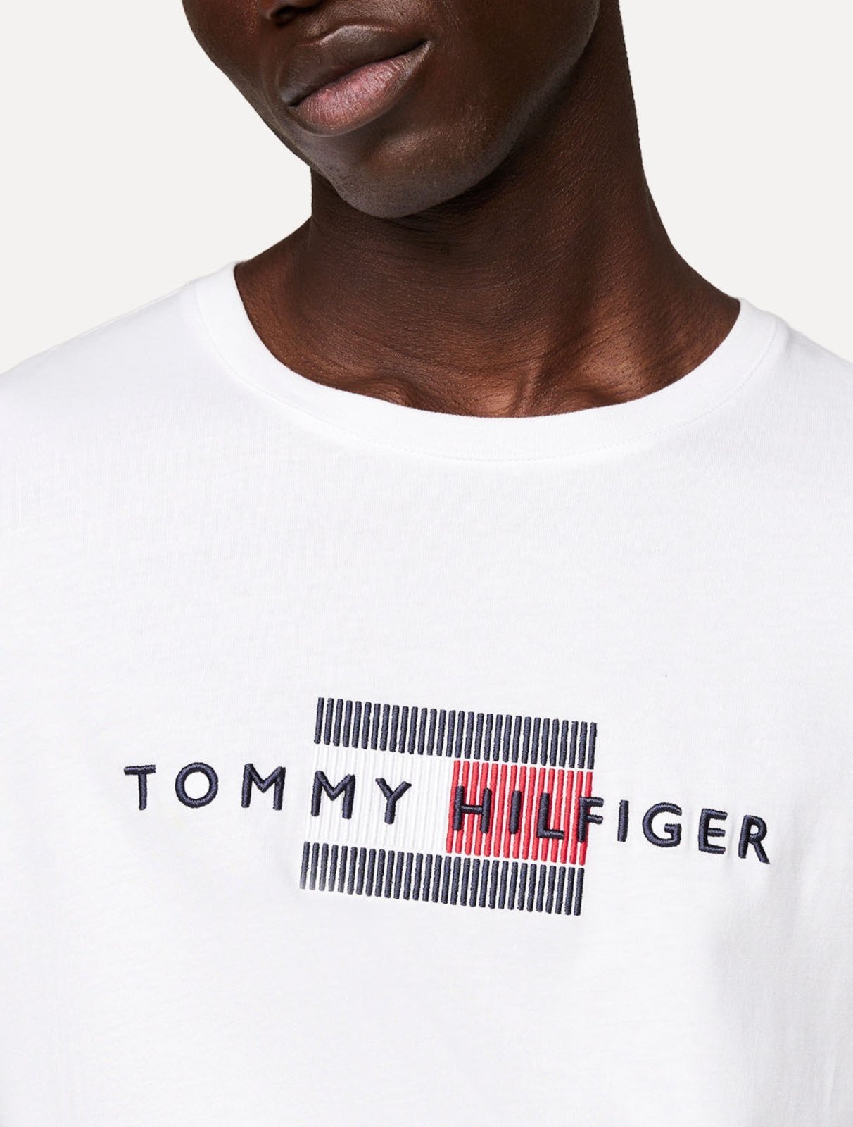 Vista 3 Camiseta Tommy Hilfiger Masculina Regular Flag Embro Branca branco Tommy Hilfiger branco