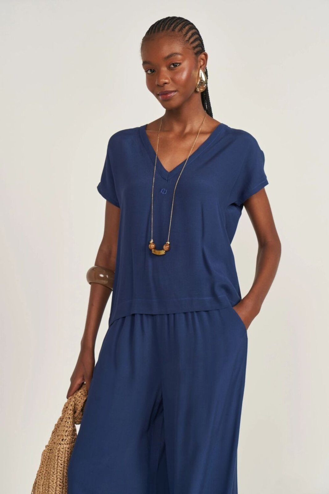 Camiseta Comfort Gola V Colcci Azul Darkness