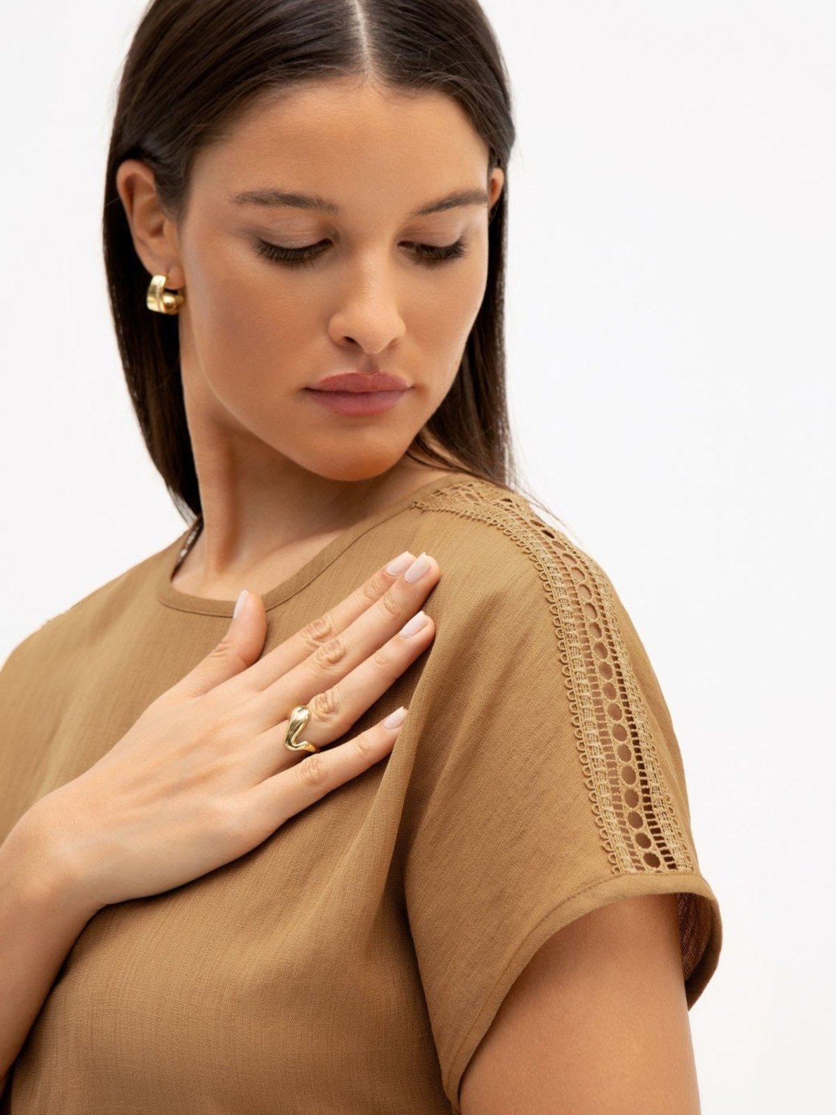 Blusa com Ombros Deslocados e Entremeio Camel Gianny