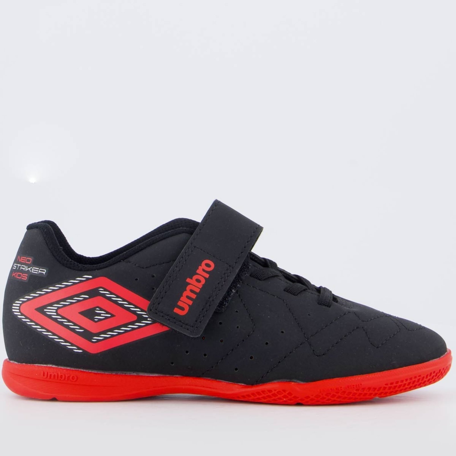 Chuteira Umbro Neo Striker Preta e Vermelha