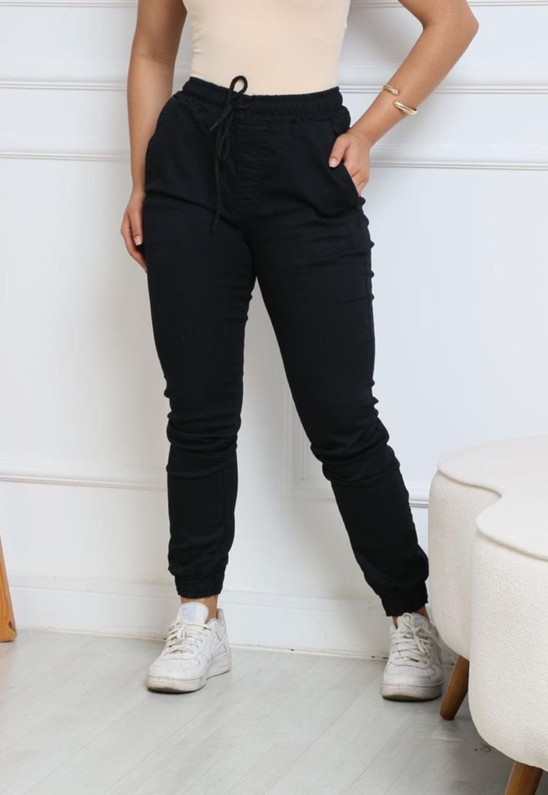 Calça Jogger Feminina Com Bolsos e Elástico Cor Preta Moda Fashion Tendência