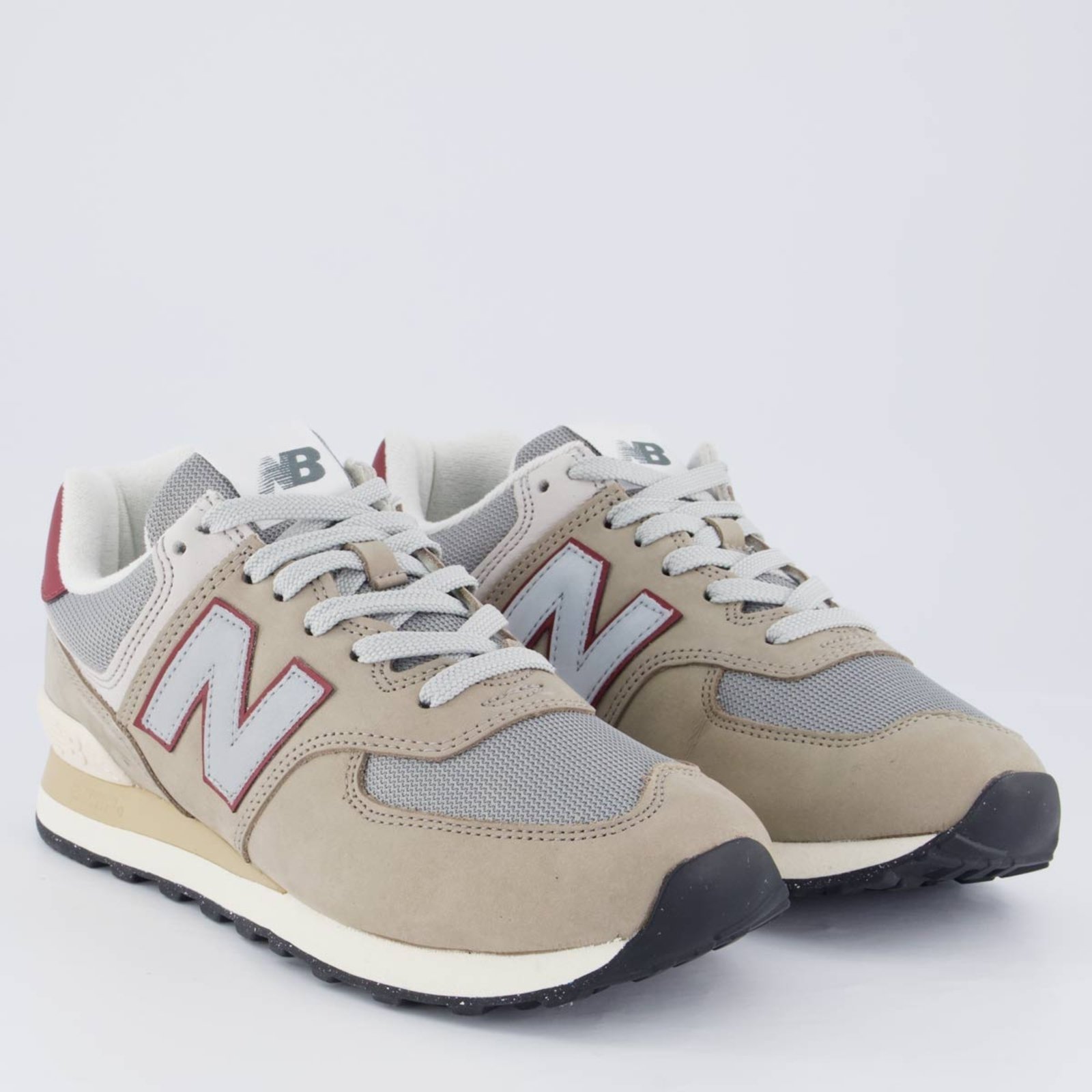 Vista 3 Tênis New Balance 574 V2 e Bordô cinza New Balance cinza