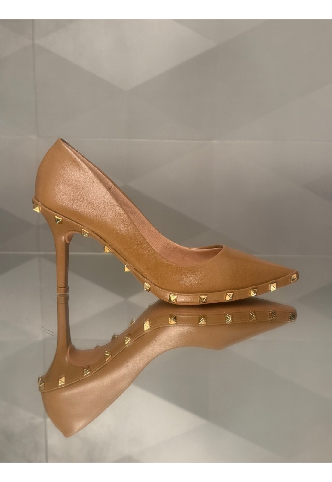 Scarpin Cerrado Spike Dourado Salto fino 8 cm