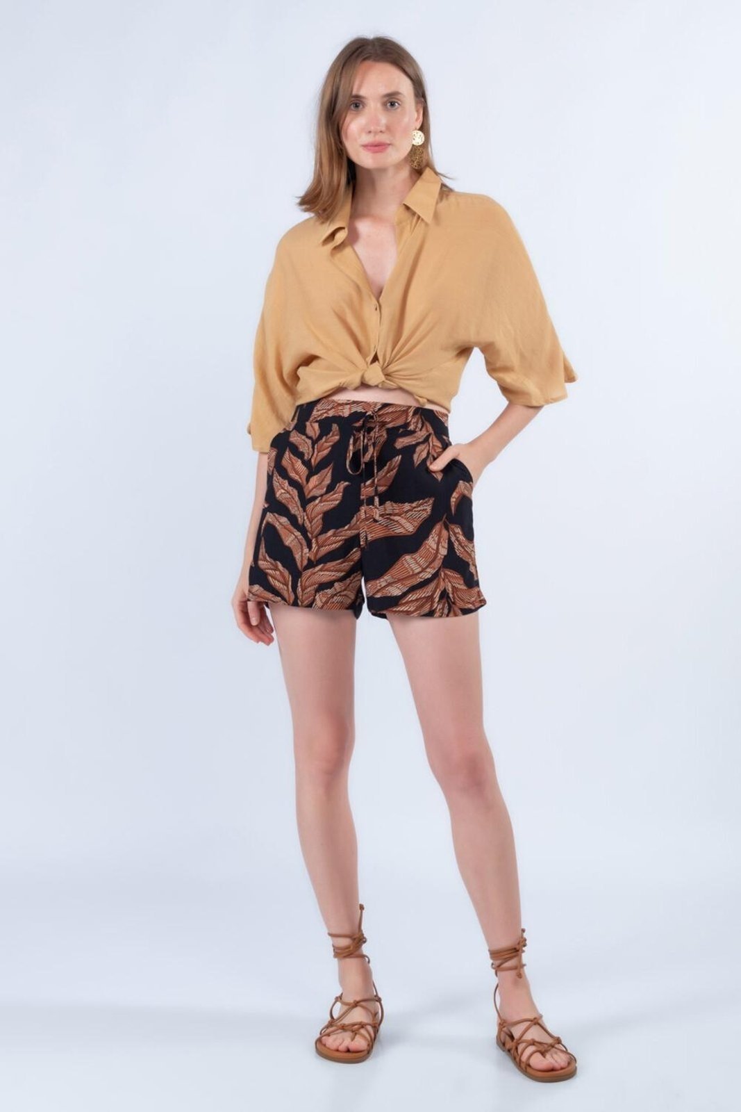 Shorts curto em viscose Preto