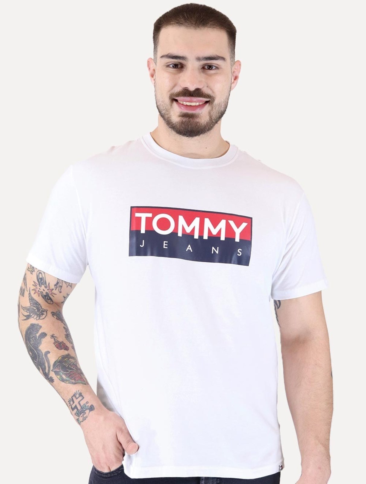 Vista 2 Camiseta Tommy Jeans Masculina Regular Entire Logo Branca branco Tommy Jeans branco