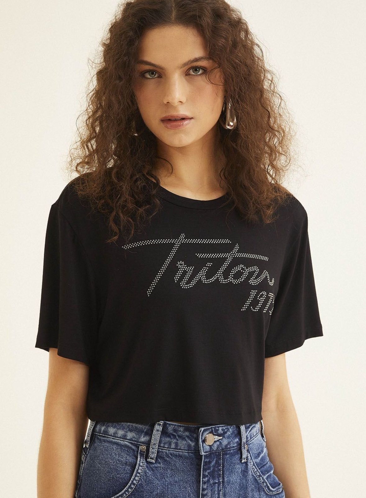 Camiseta Feminina Encurtada Estampa Logo Triton Preto