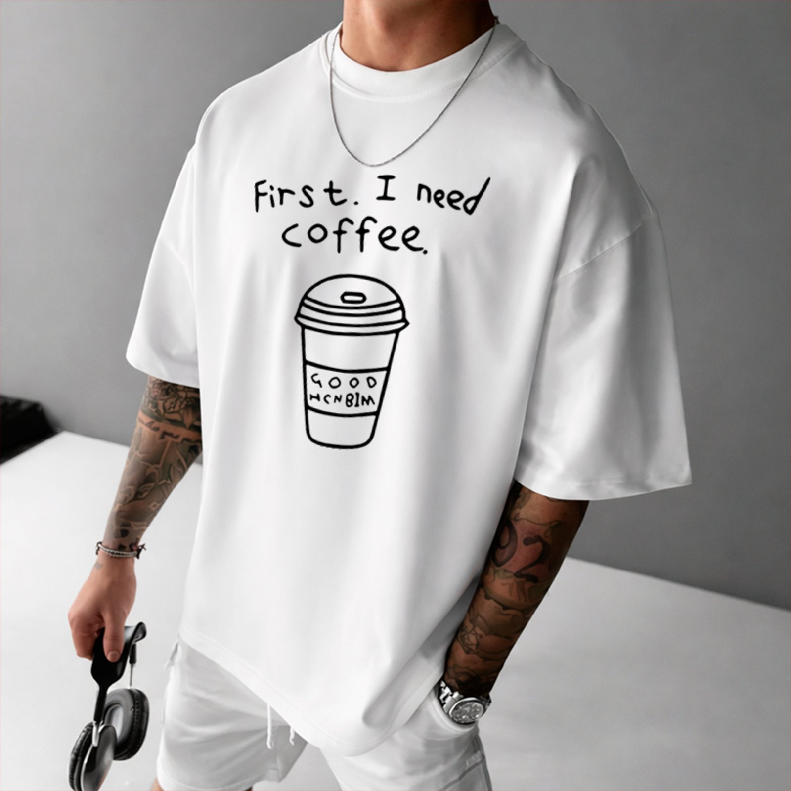 Camiseta Oversized Primeiro Preciso de um Café Humor Irônico Unissex Branco