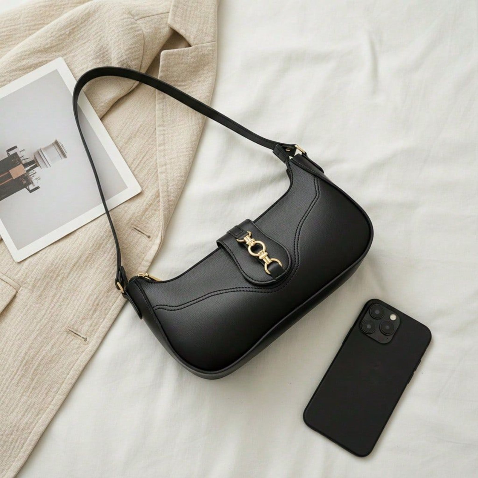 Bolsa Feminina Canoa Lavini Detalhe Dourado em Metal Casual Preto