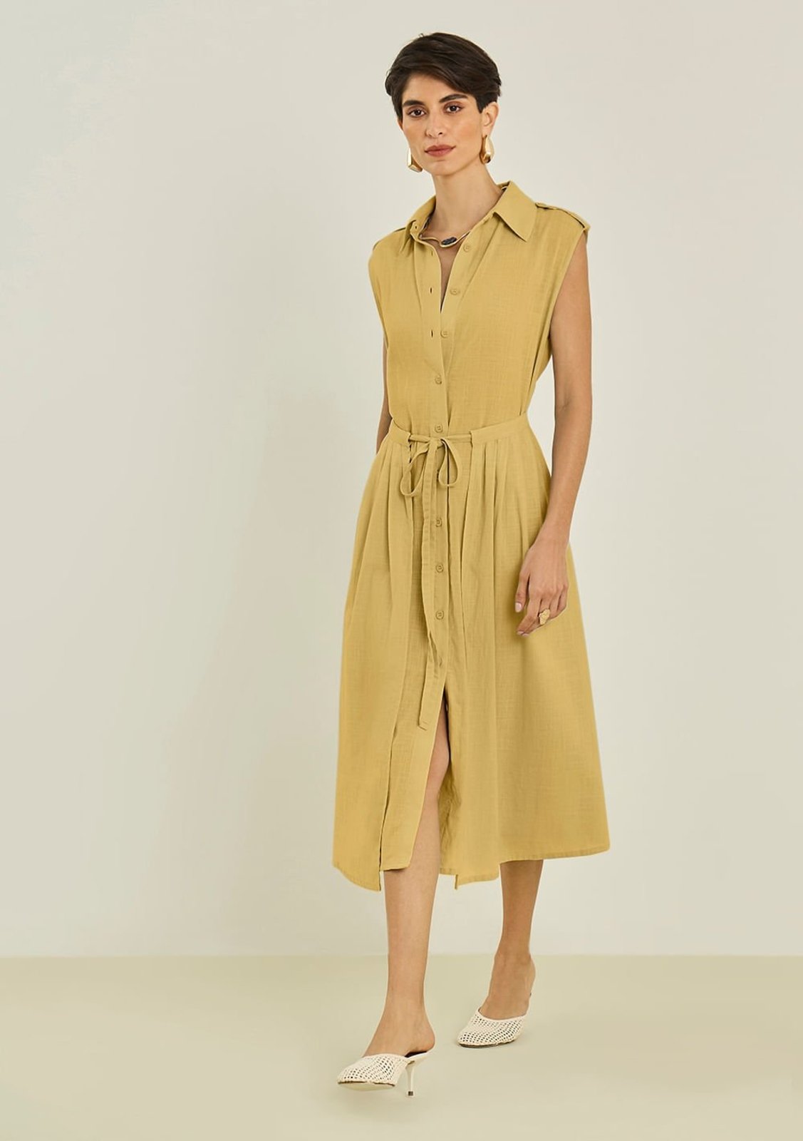 Vestido Maria Valentina Ajustado Gola Clássica Sem Manga Midi Bege