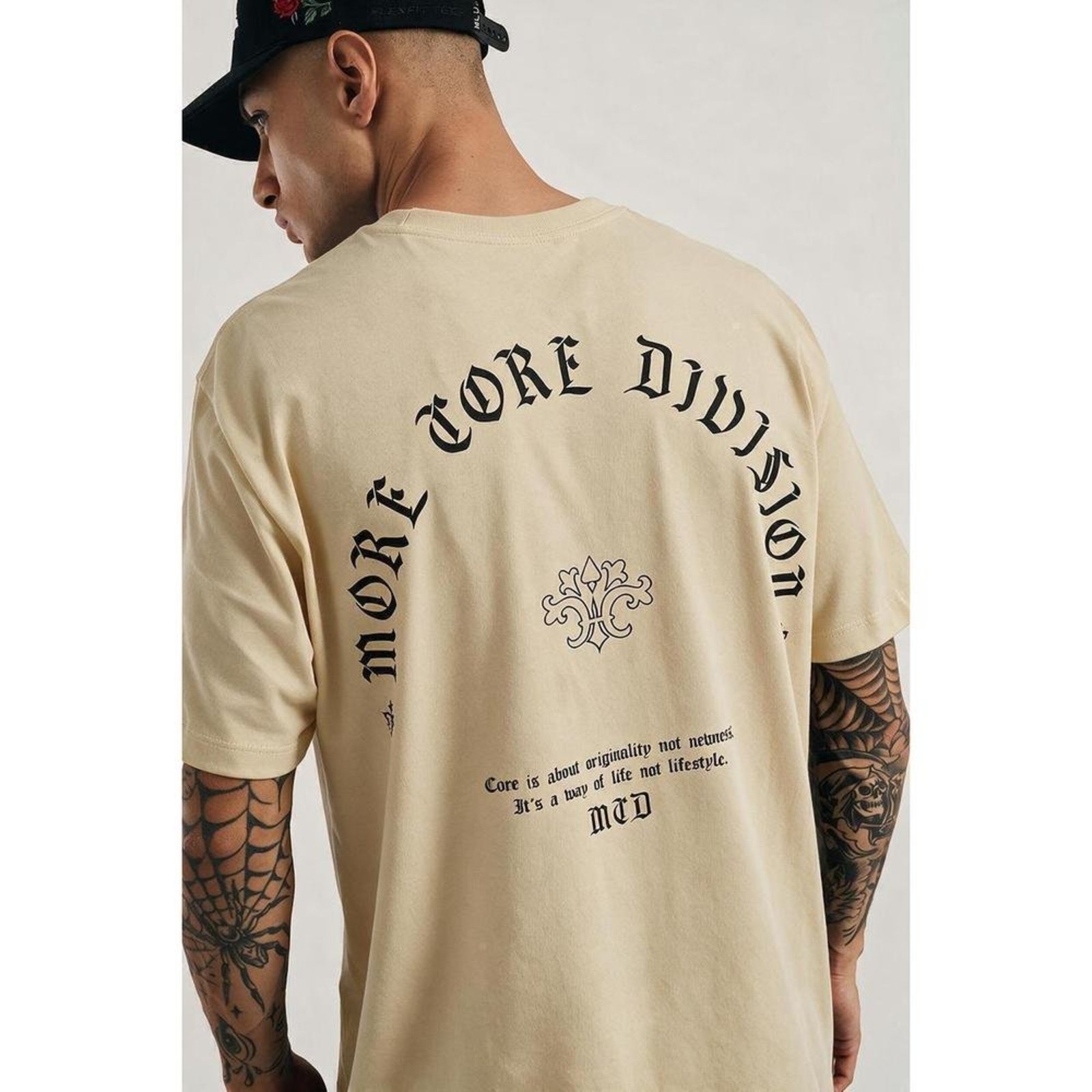 Camiseta Regular Costas Caligrafiti Arco Bege Nevoeiro