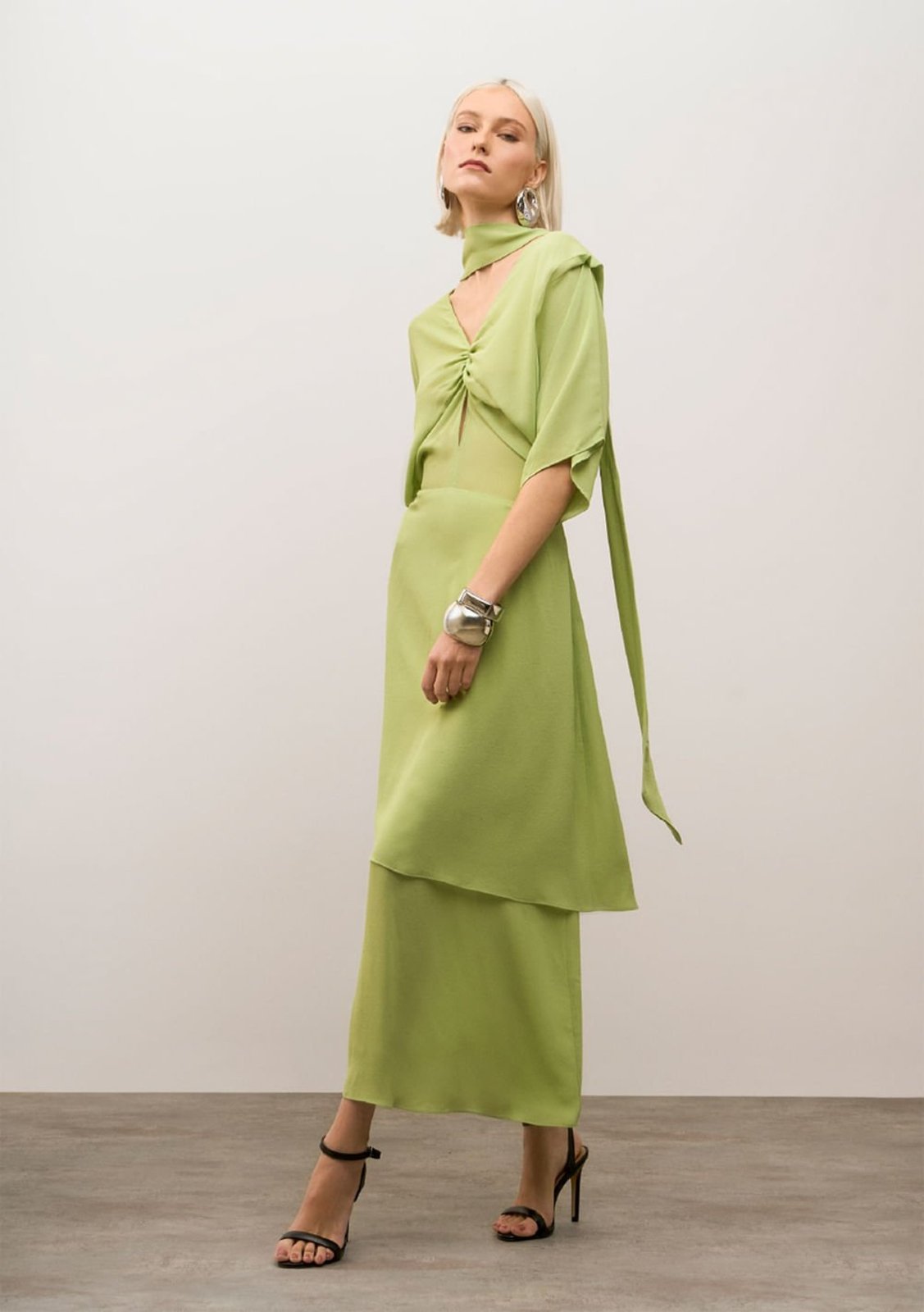 Vestido Iódice Solto Decote V Manga Longa Midi Verde