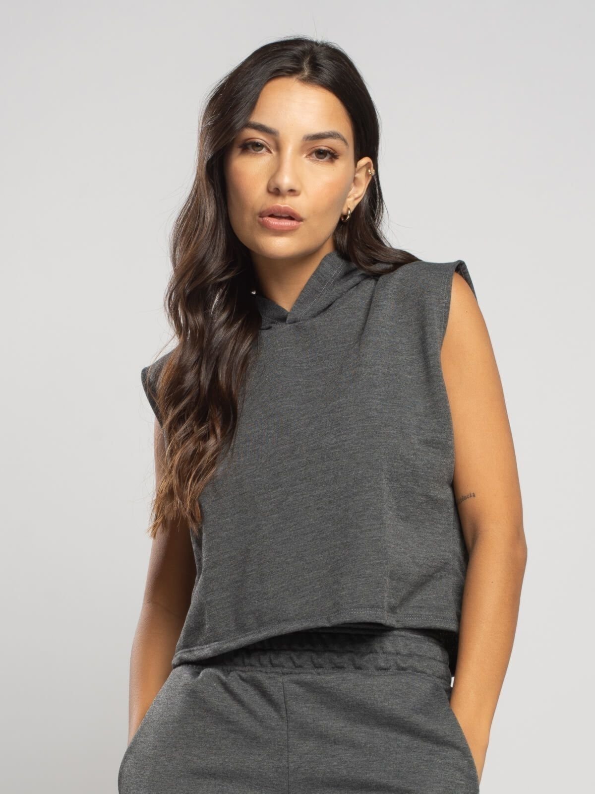 Blusa Cropped Vicbela Regata Com Capuz Moletinho Inverno Grafite