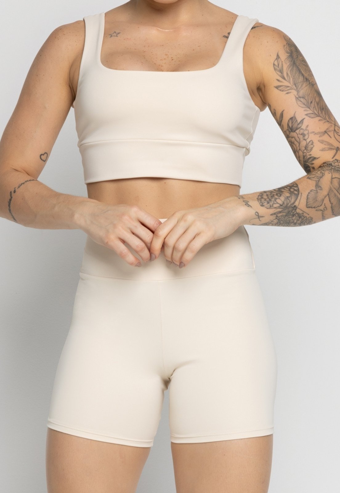 Vista 3 Conjunto Vekyo Top Alça Grossa e Short Poliamida Fitness Cintura Alta Poliamida Off White off-white white VEKYO off-white white