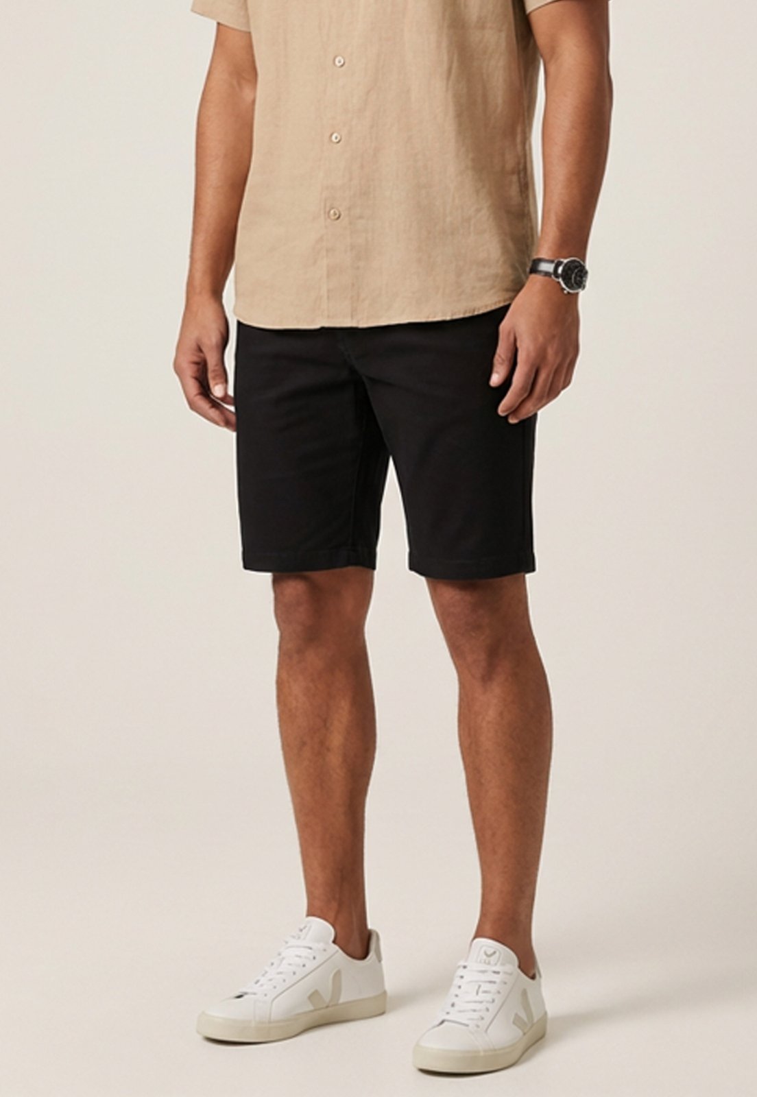 Vista 2 Bermuda Masculina Sarja Chino com Elastano Cintura Intermediária Lisa e Confortável Macaw bege/caramelo/cáqui Macaw bege/caramelo/cáqui